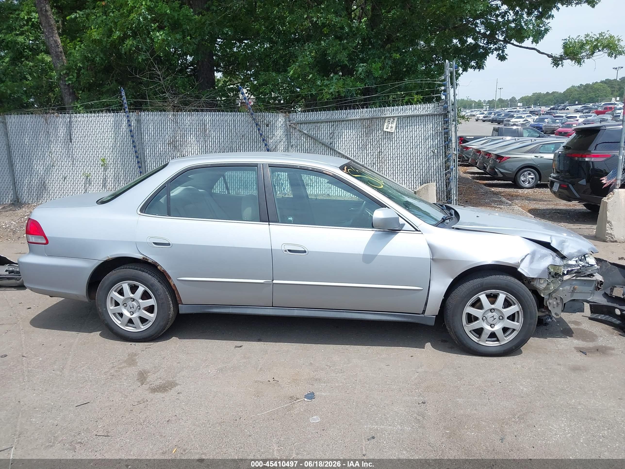 2002 Honda Accord 2.3 Lx Серебряный vin: 3HGCG66592G707032