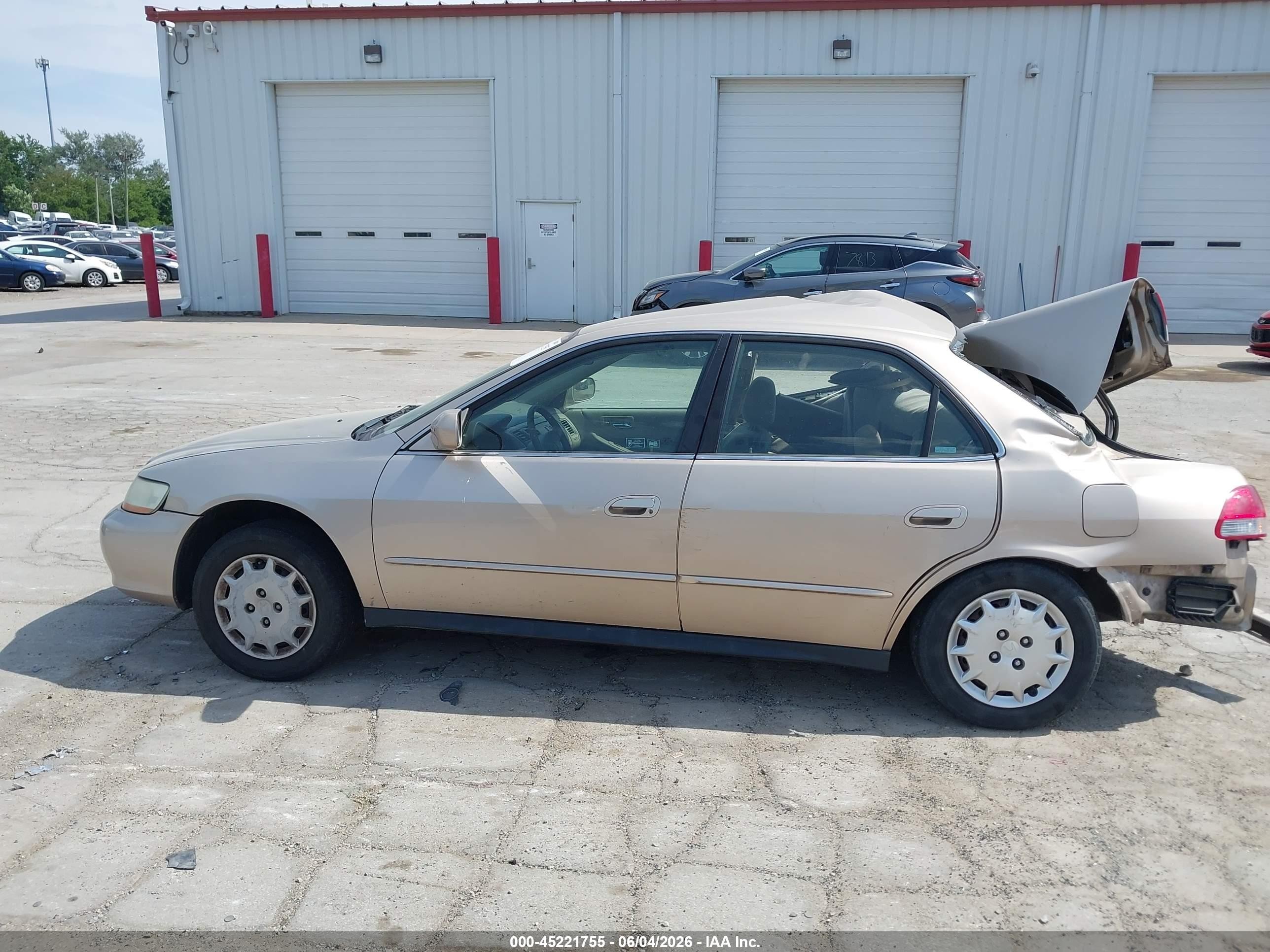 2002 Honda Accord 2.3 Lx Бежевый vin: 3HGCG665X2G705323