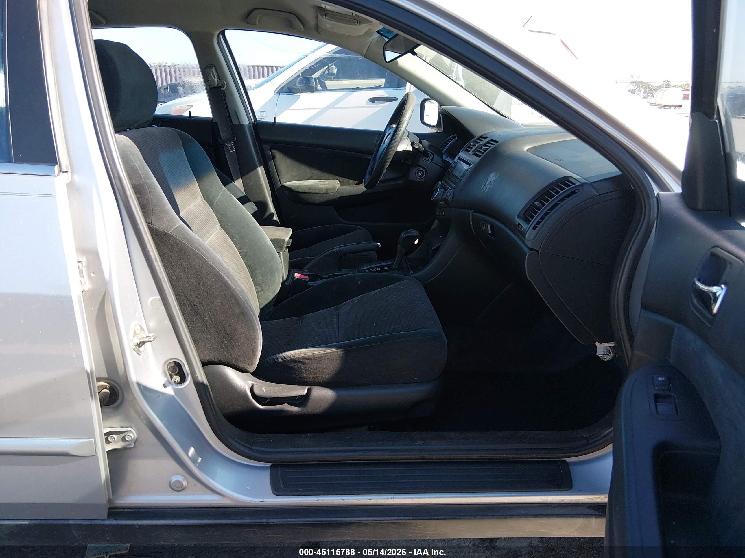 2003 Honda Accord 2.4 Lx Серебряный vin: 3HGCM56343G701397