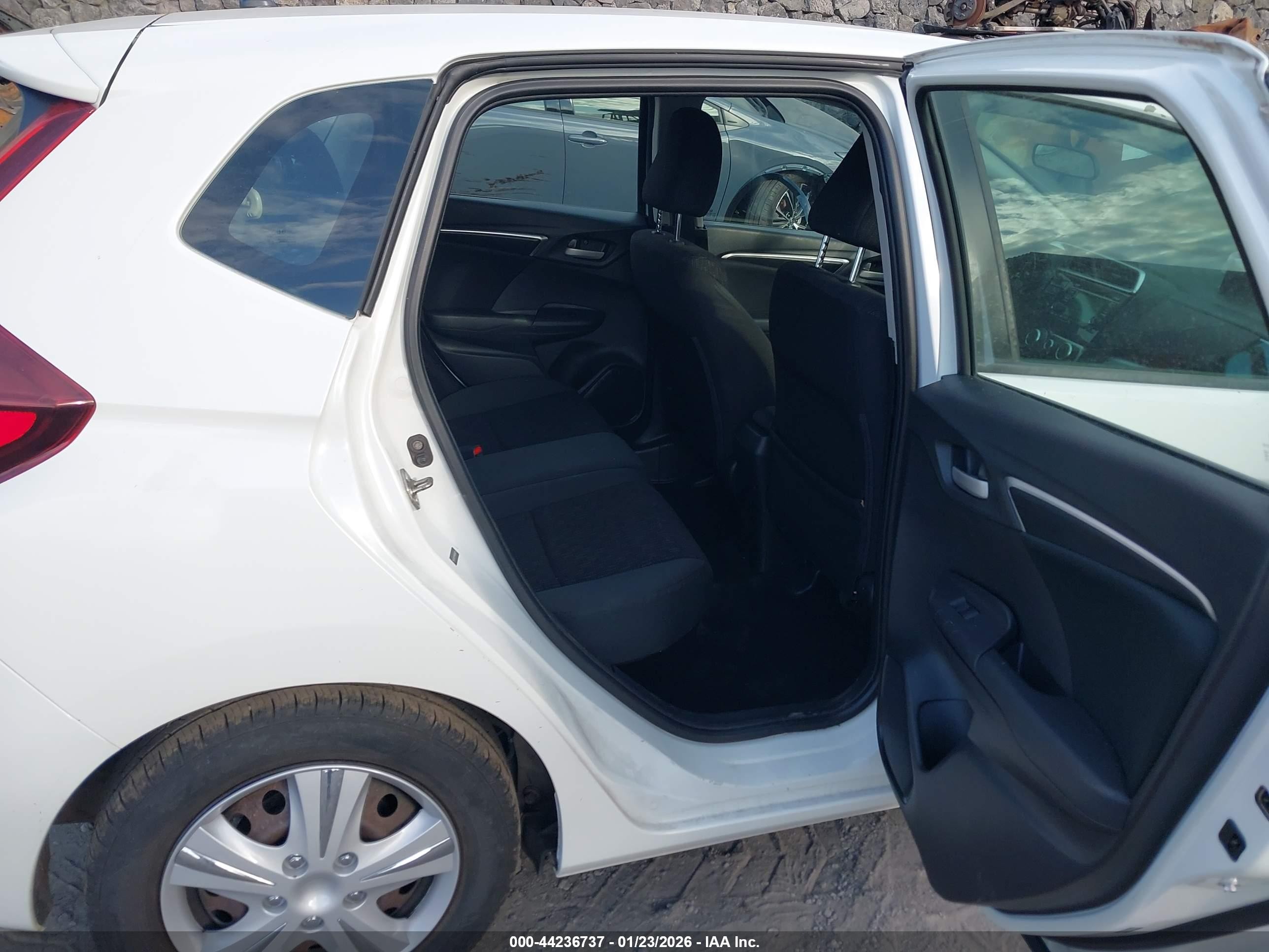 2015 Honda Fit Lx White vin: 3HGGK5G54FM780079