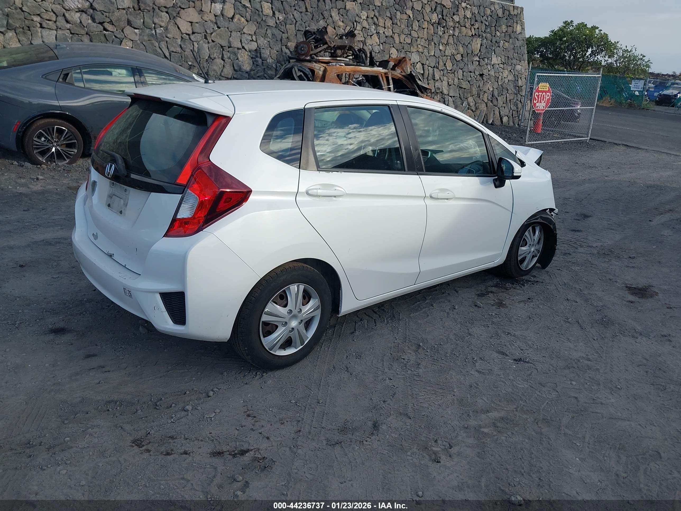 2015 Honda Fit Lx White vin: 3HGGK5G54FM780079