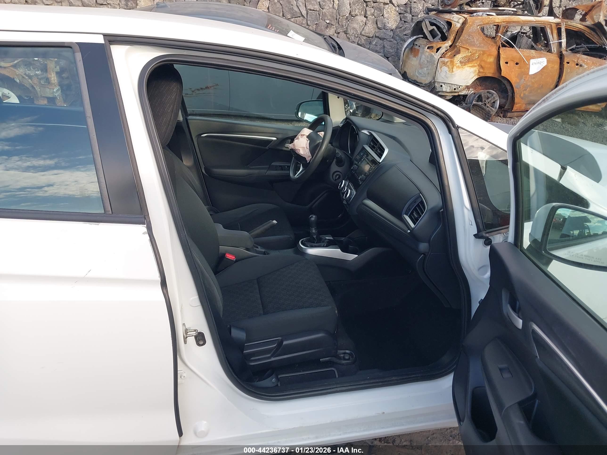 2015 Honda Fit Lx White vin: 3HGGK5G54FM780079