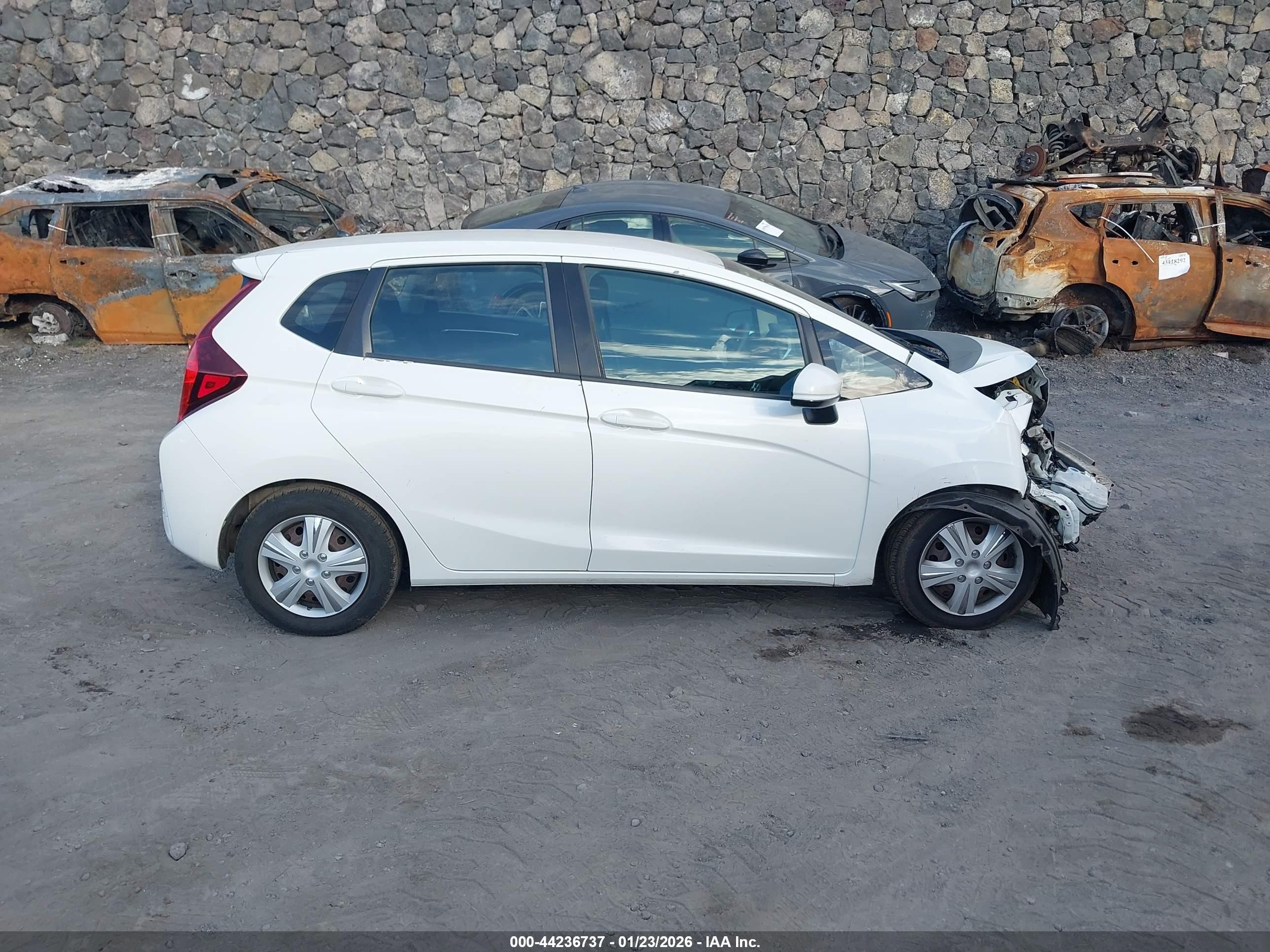 2015 Honda Fit Lx White vin: 3HGGK5G54FM780079