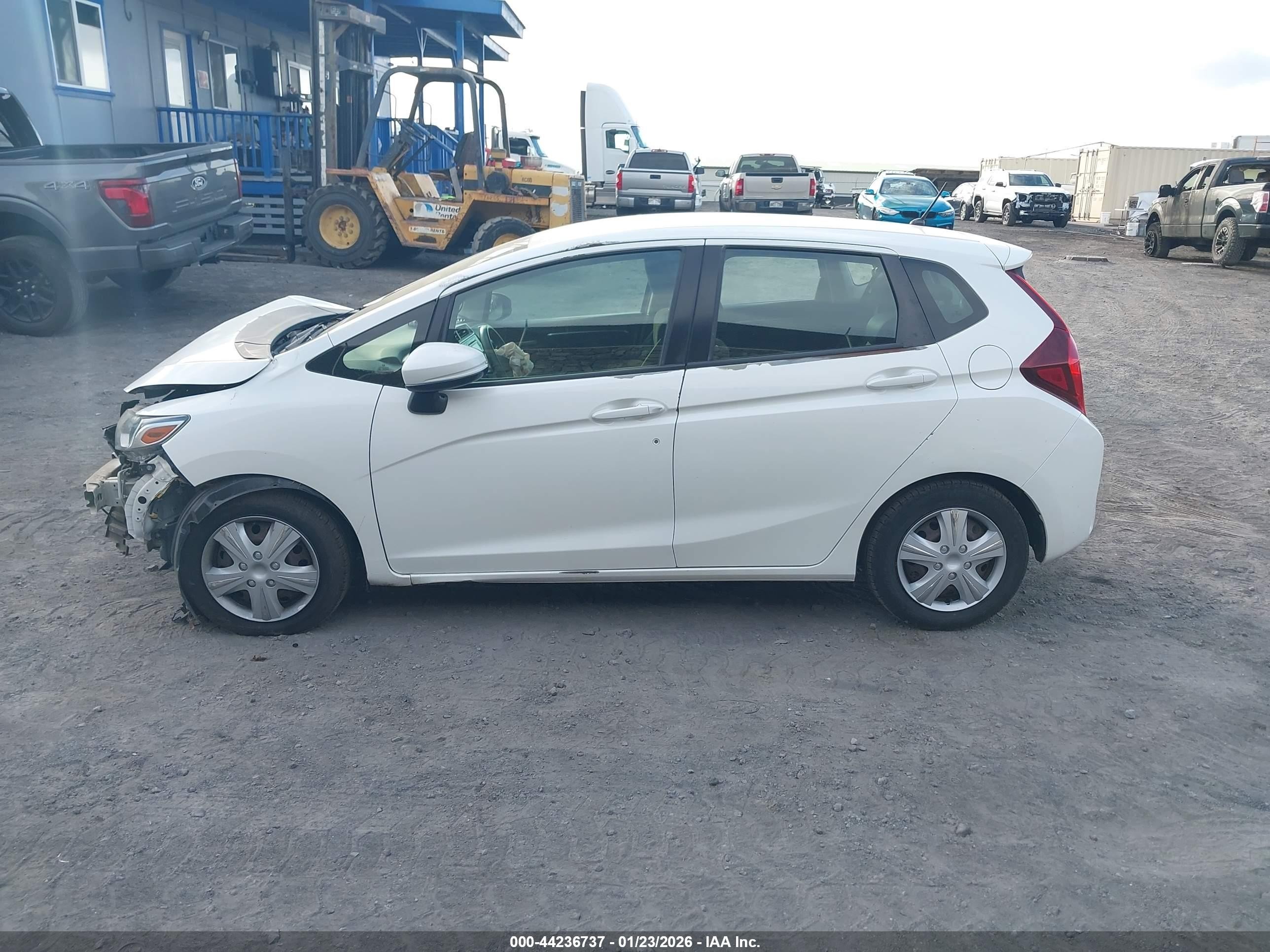 2015 Honda Fit Lx White vin: 3HGGK5G54FM780079