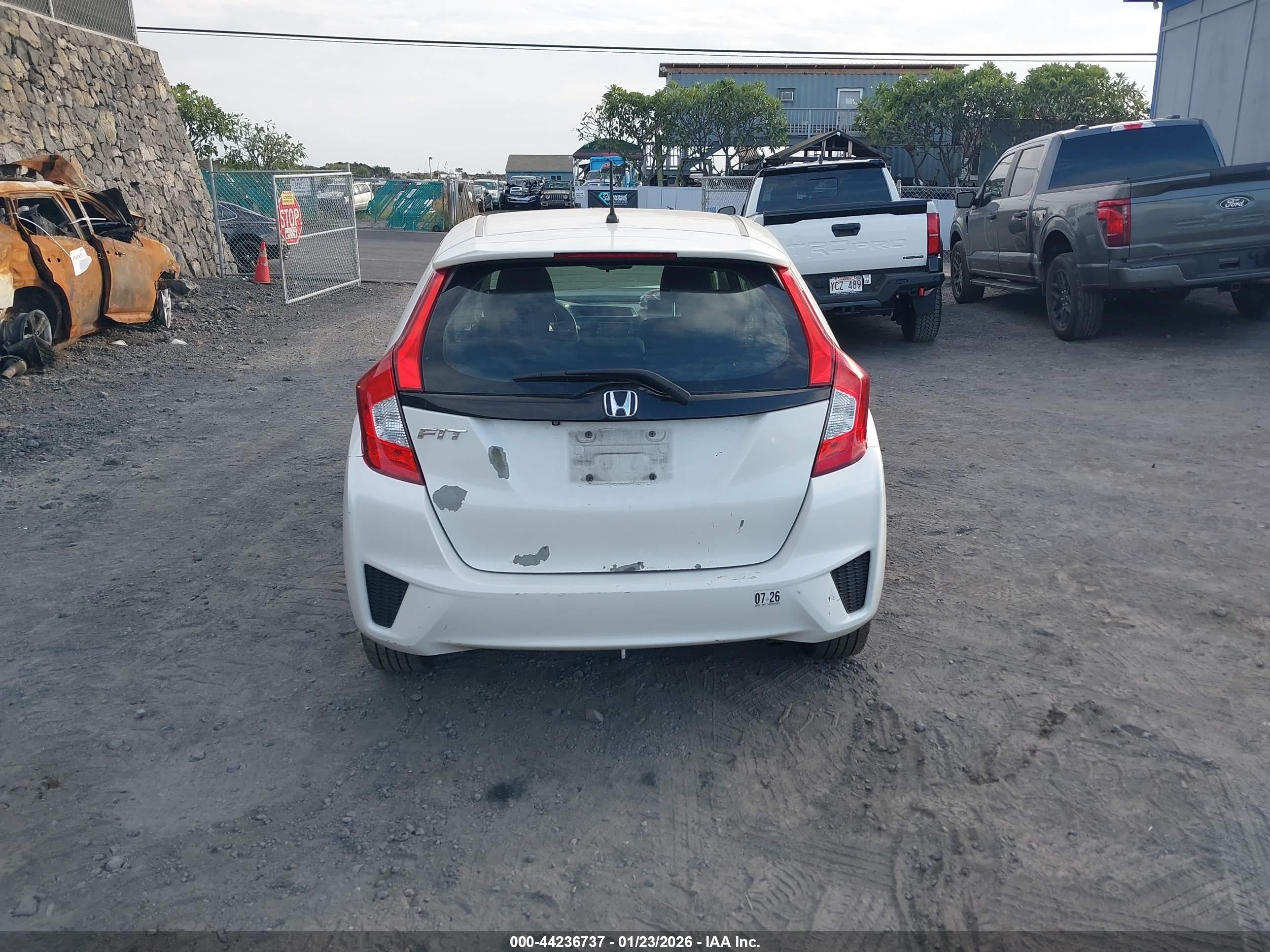 2015 Honda Fit Lx White vin: 3HGGK5G54FM780079
