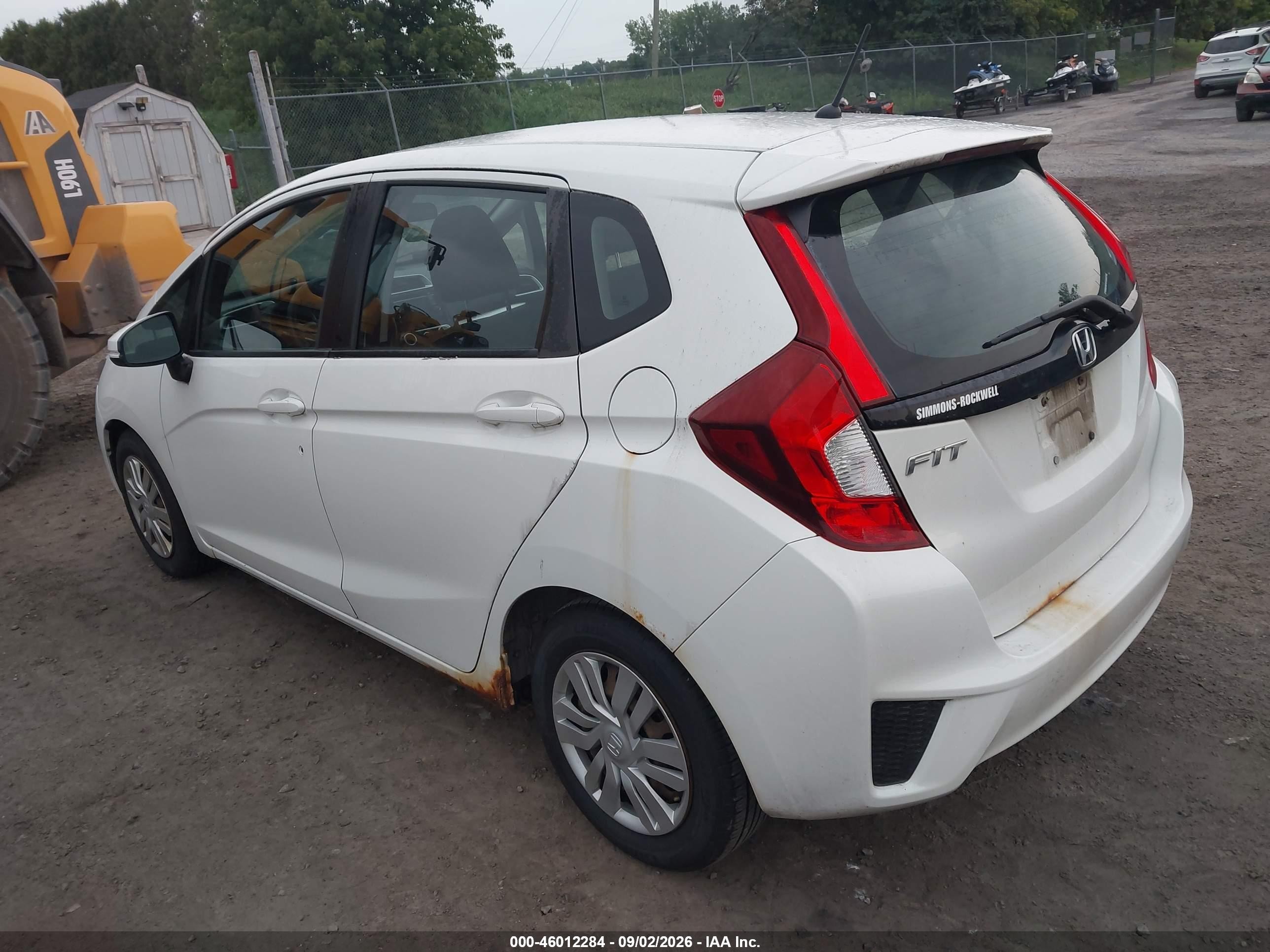 2015 Honda Fit Lx White vin: 3HGGK5G55FM727147