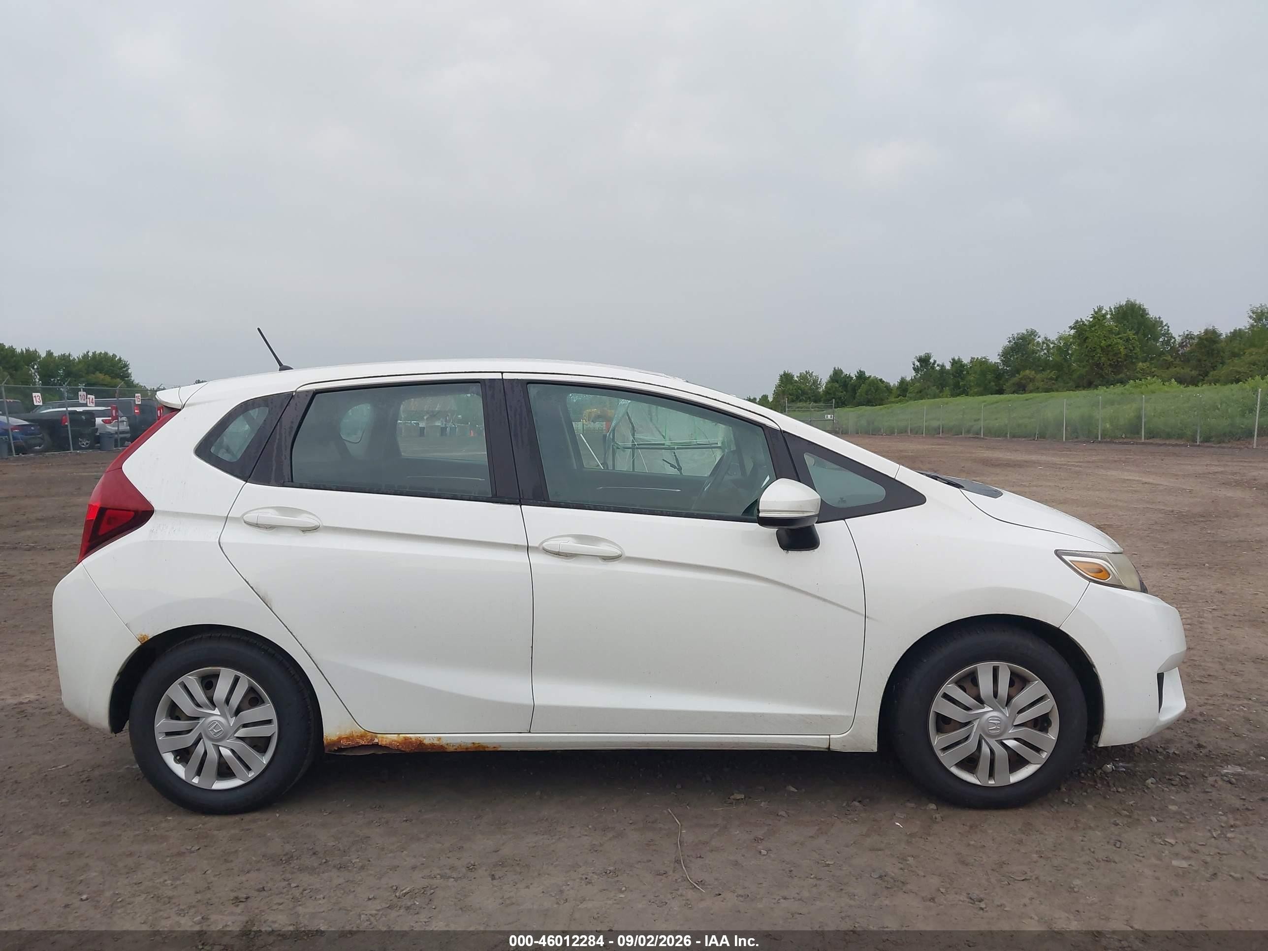 2015 Honda Fit Lx White vin: 3HGGK5G55FM727147