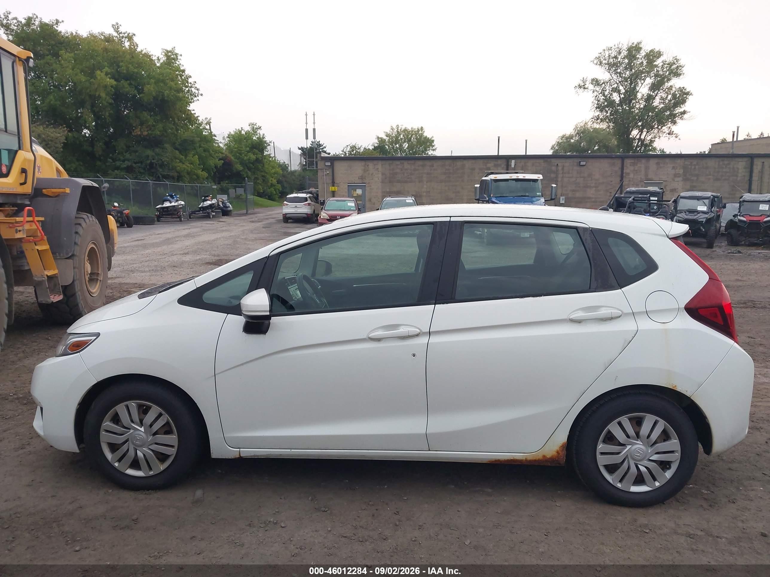 2015 Honda Fit Lx White vin: 3HGGK5G55FM727147