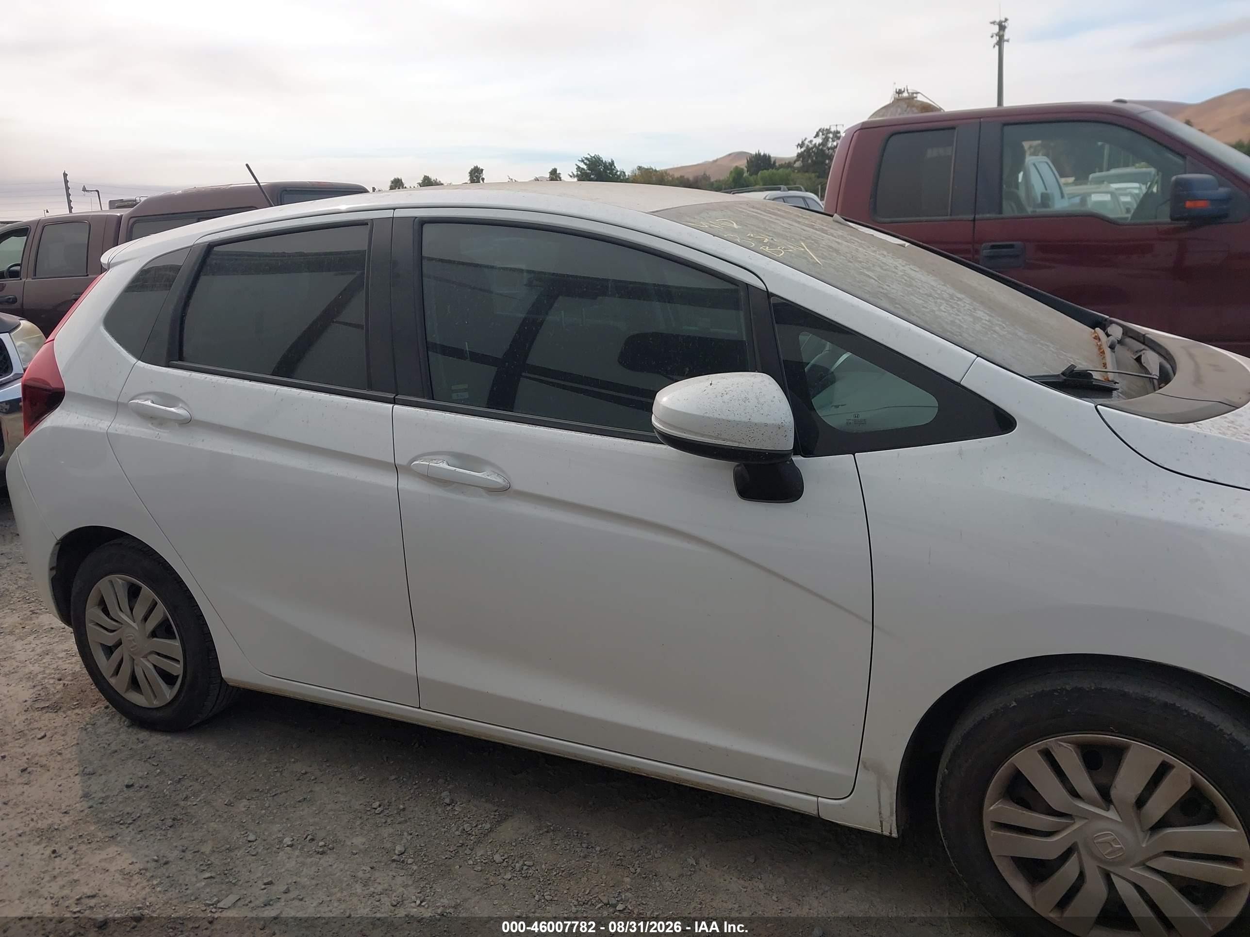 2017 Honda Fit Lx White vin: 3HGGK5G56HM701286