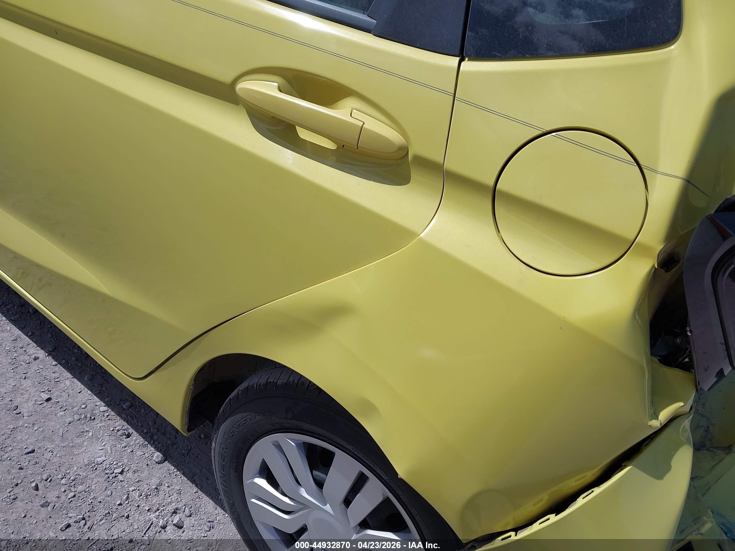 2015 Honda Fit Lx Yellow vin: 3HGGK5G58FM766914