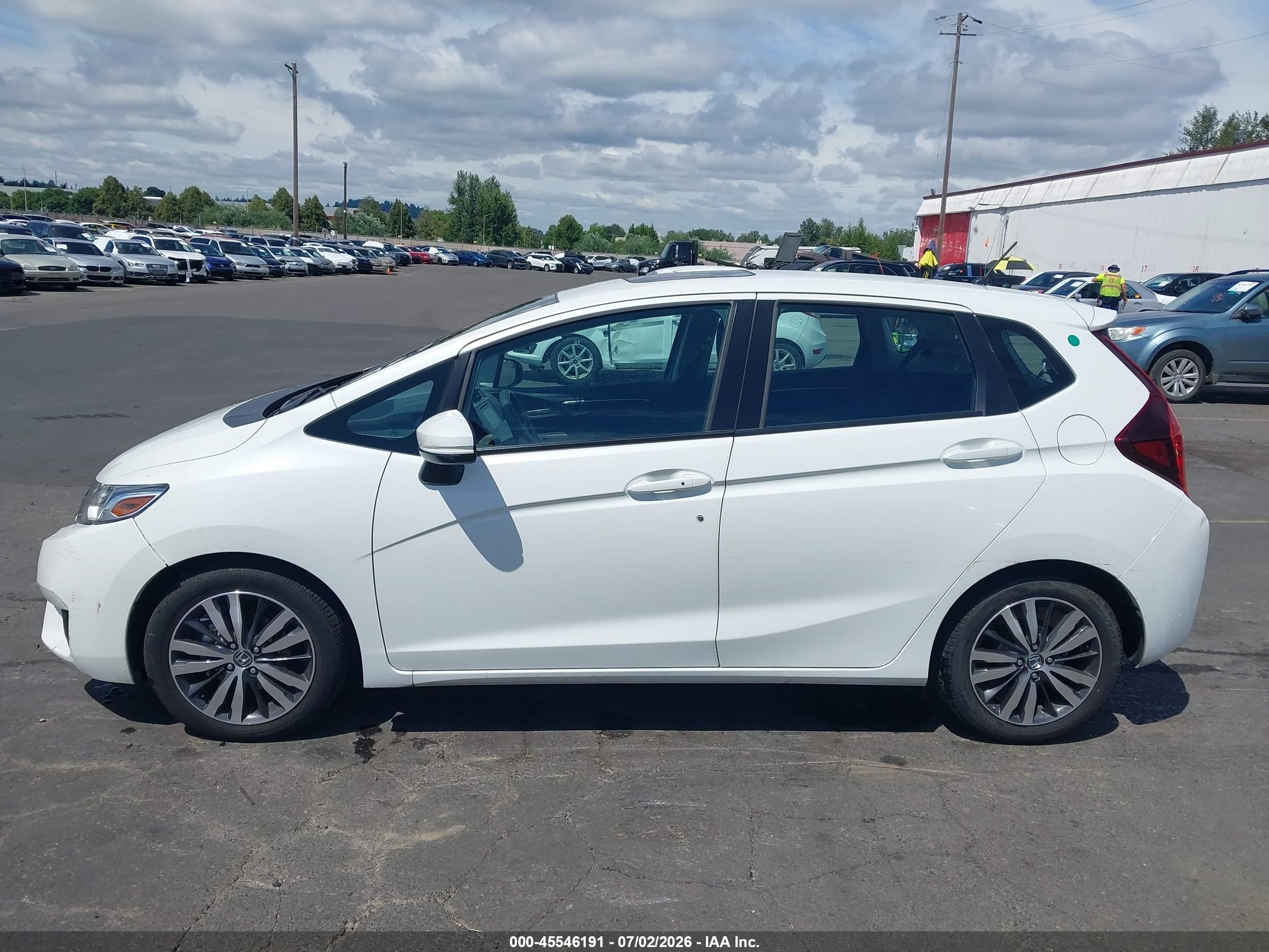 2015 Honda Fit Ex White vin: 3HGGK5G82FM739377