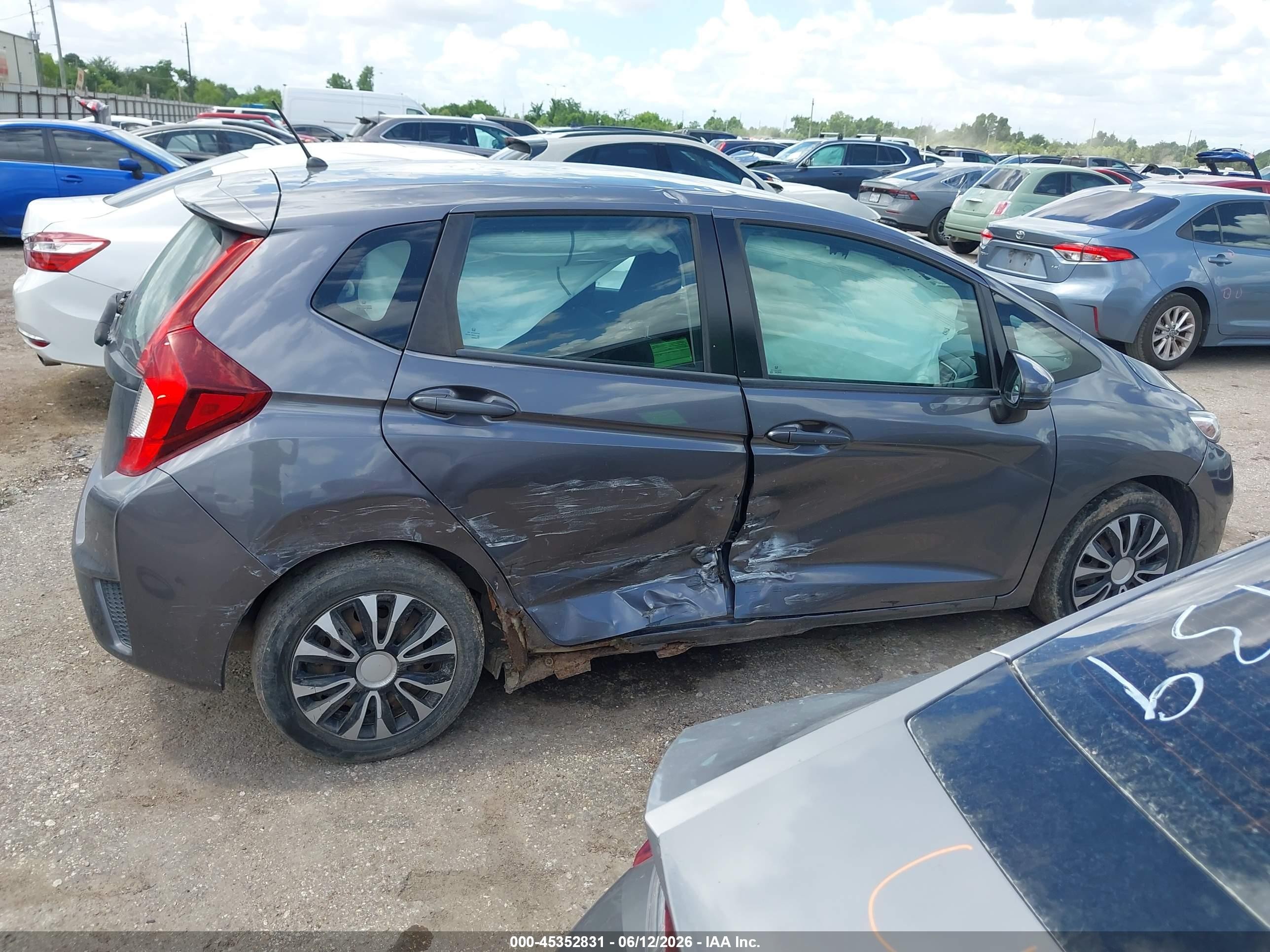 2015 Honda Fit Lx Gray vin: 3HGGK5H50FM752522