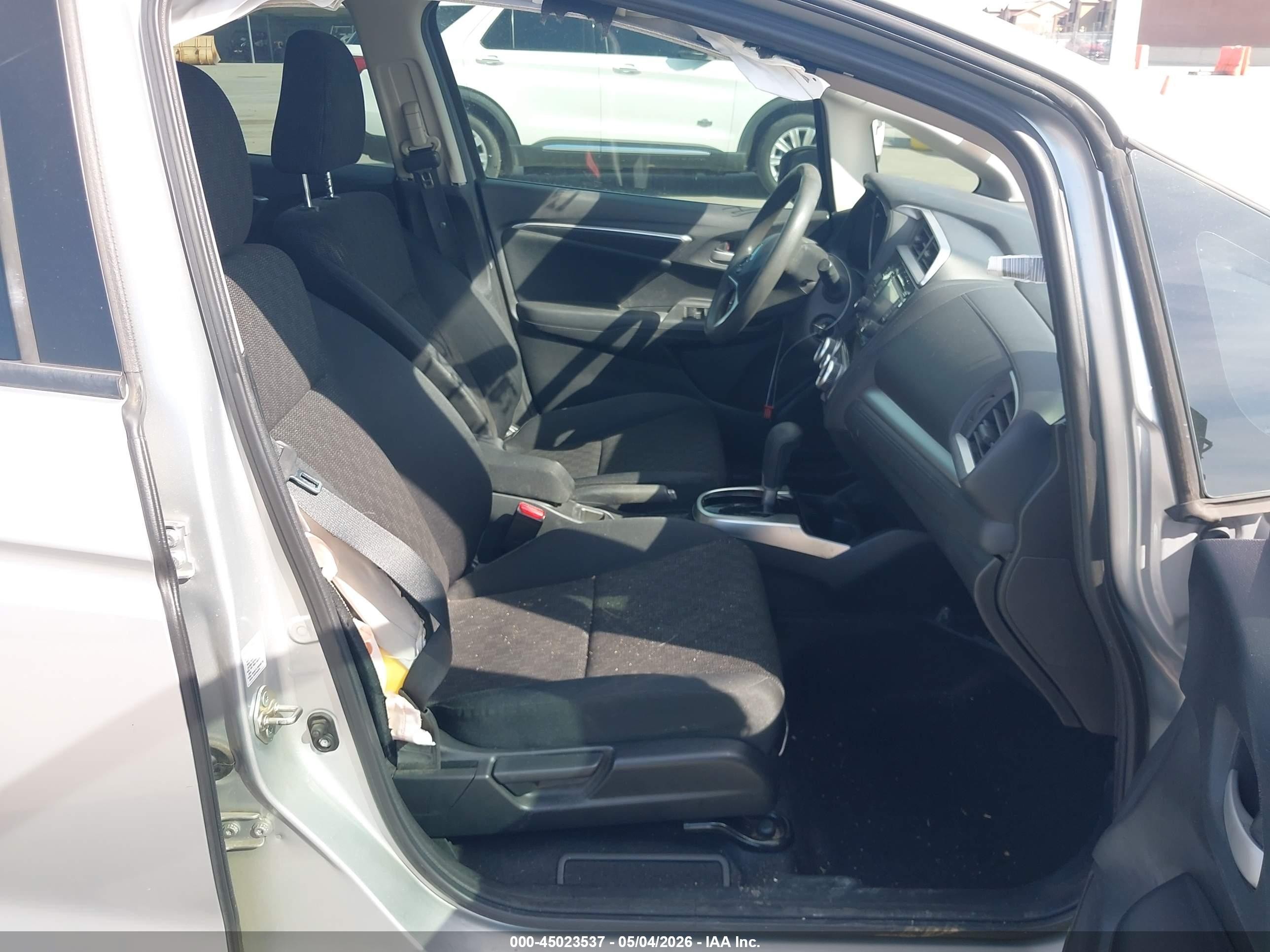 2015 Honda Fit Lx Серебряный vin: 3HGGK5H52FM765854