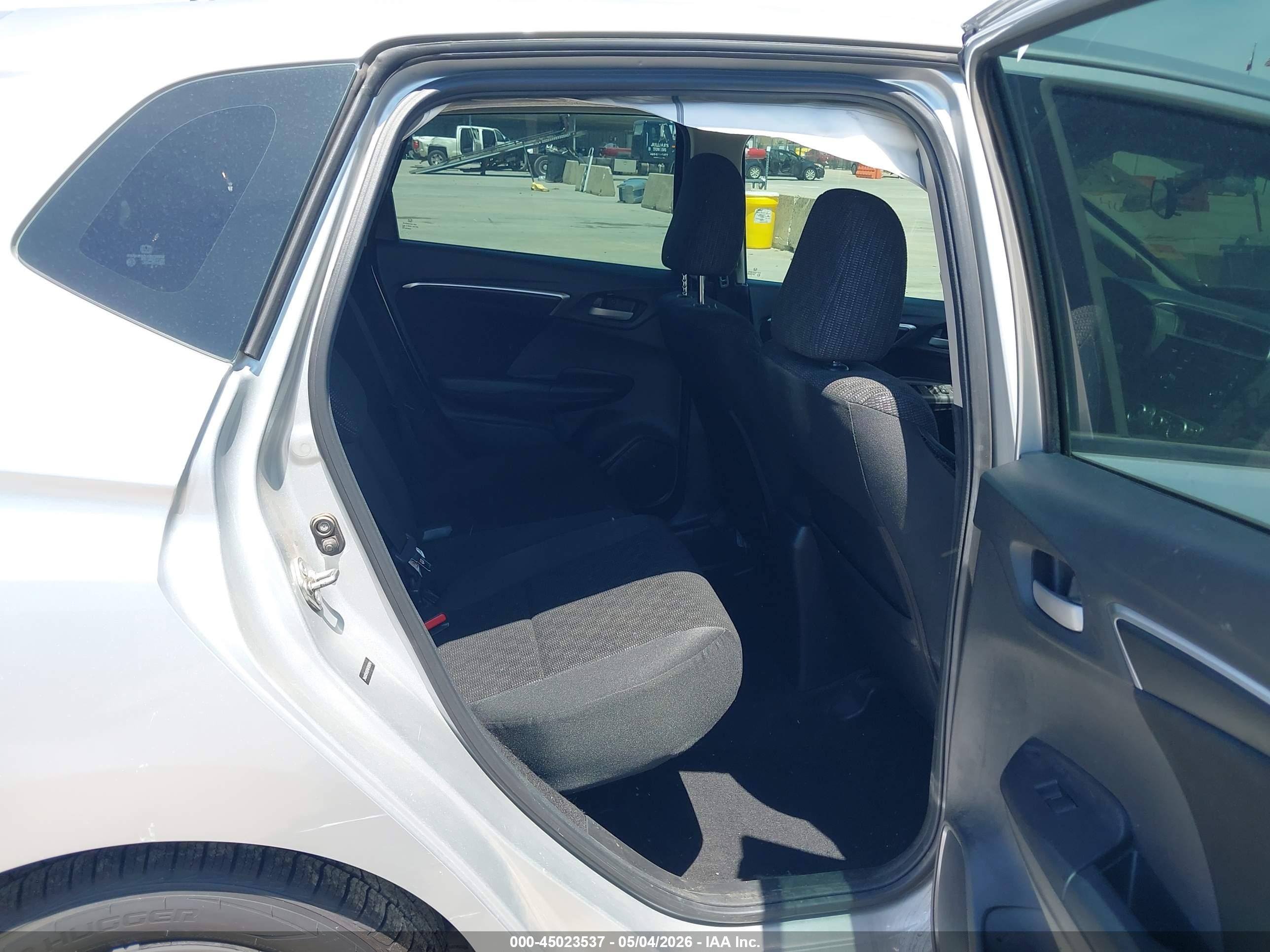 2015 Honda Fit Lx Серебряный vin: 3HGGK5H52FM765854