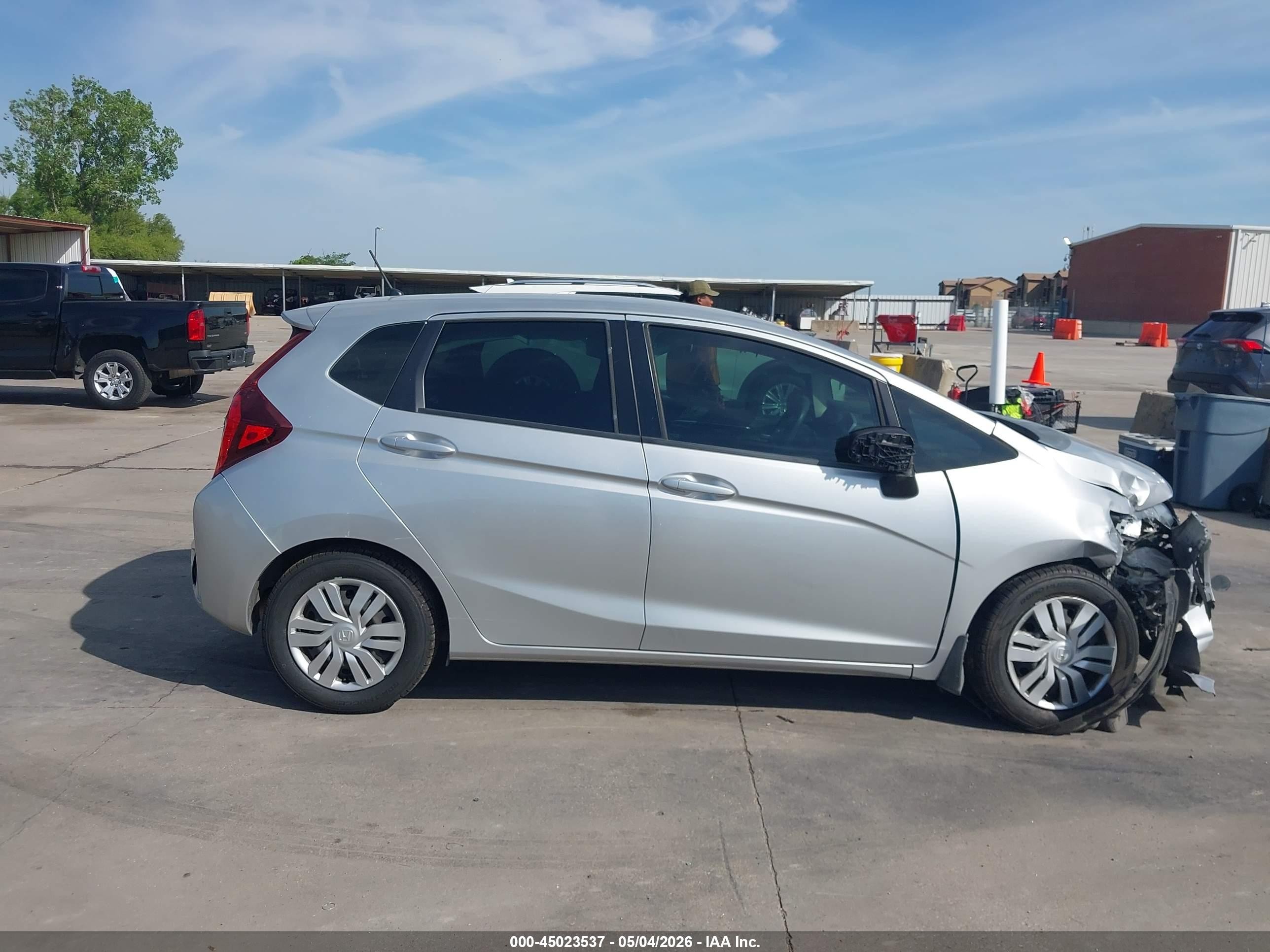 2015 Honda Fit Lx Серебряный vin: 3HGGK5H52FM765854