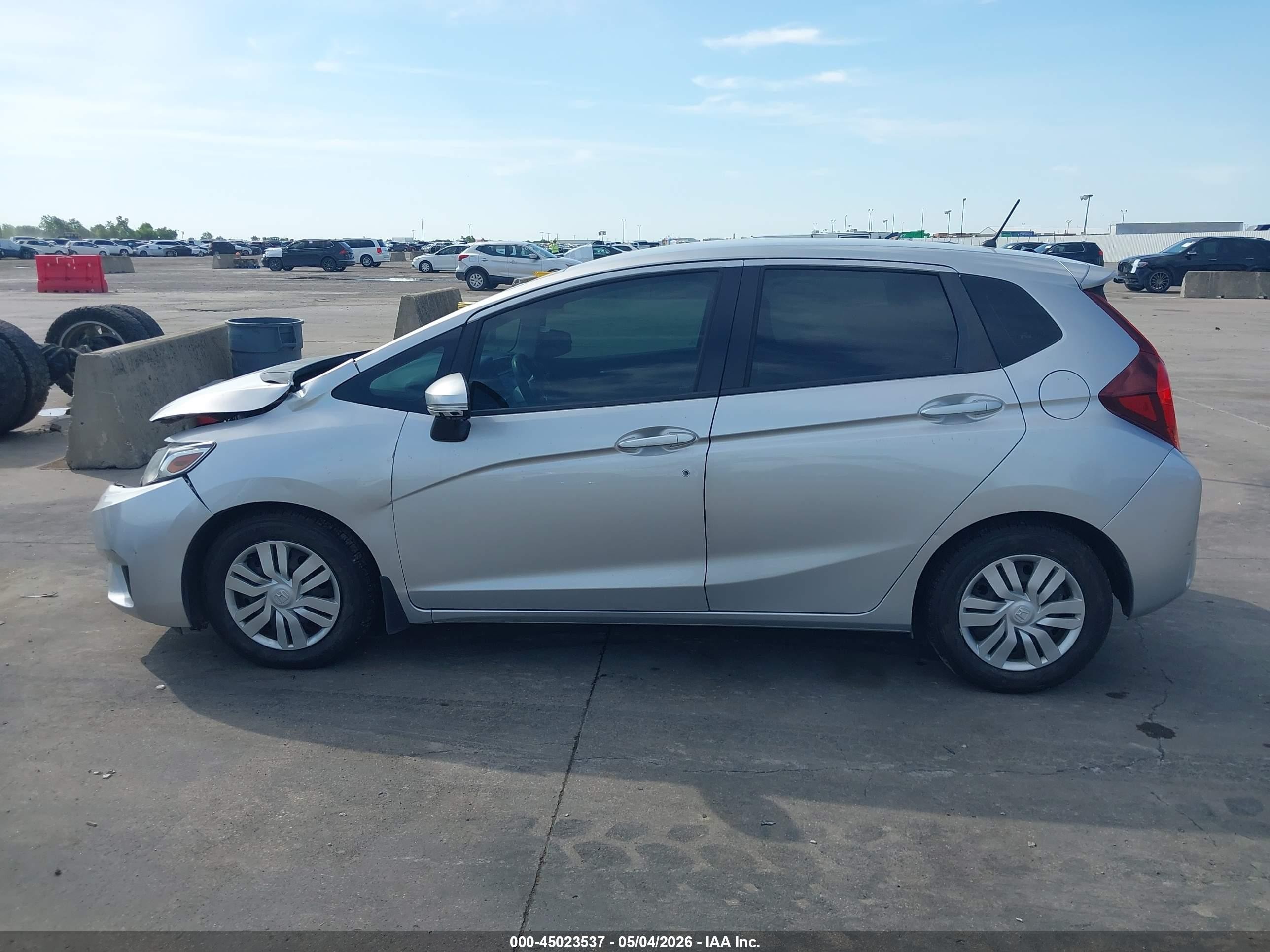 2015 Honda Fit Lx Серебряный vin: 3HGGK5H52FM765854