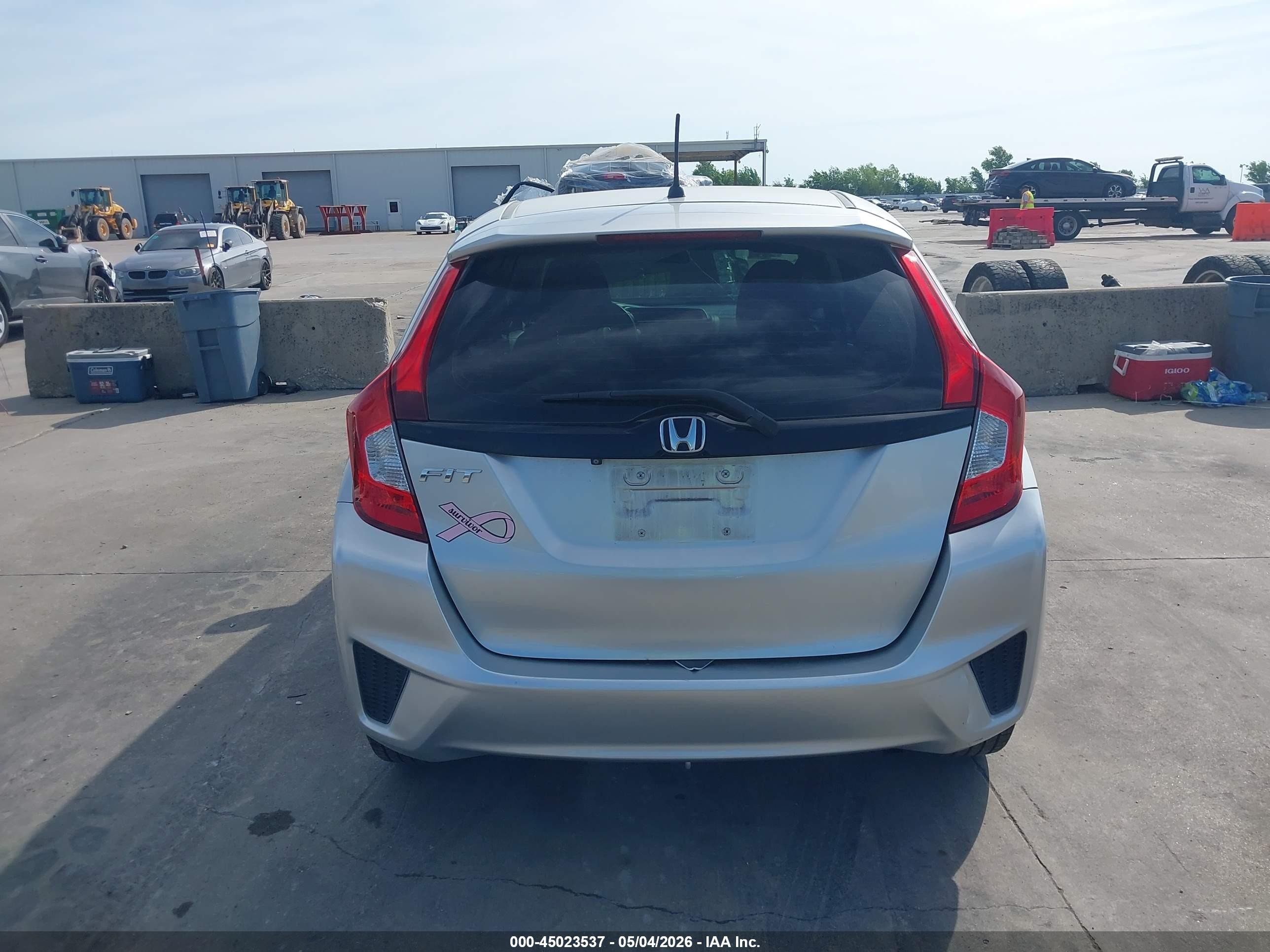 2015 Honda Fit Lx Серебряный vin: 3HGGK5H52FM765854