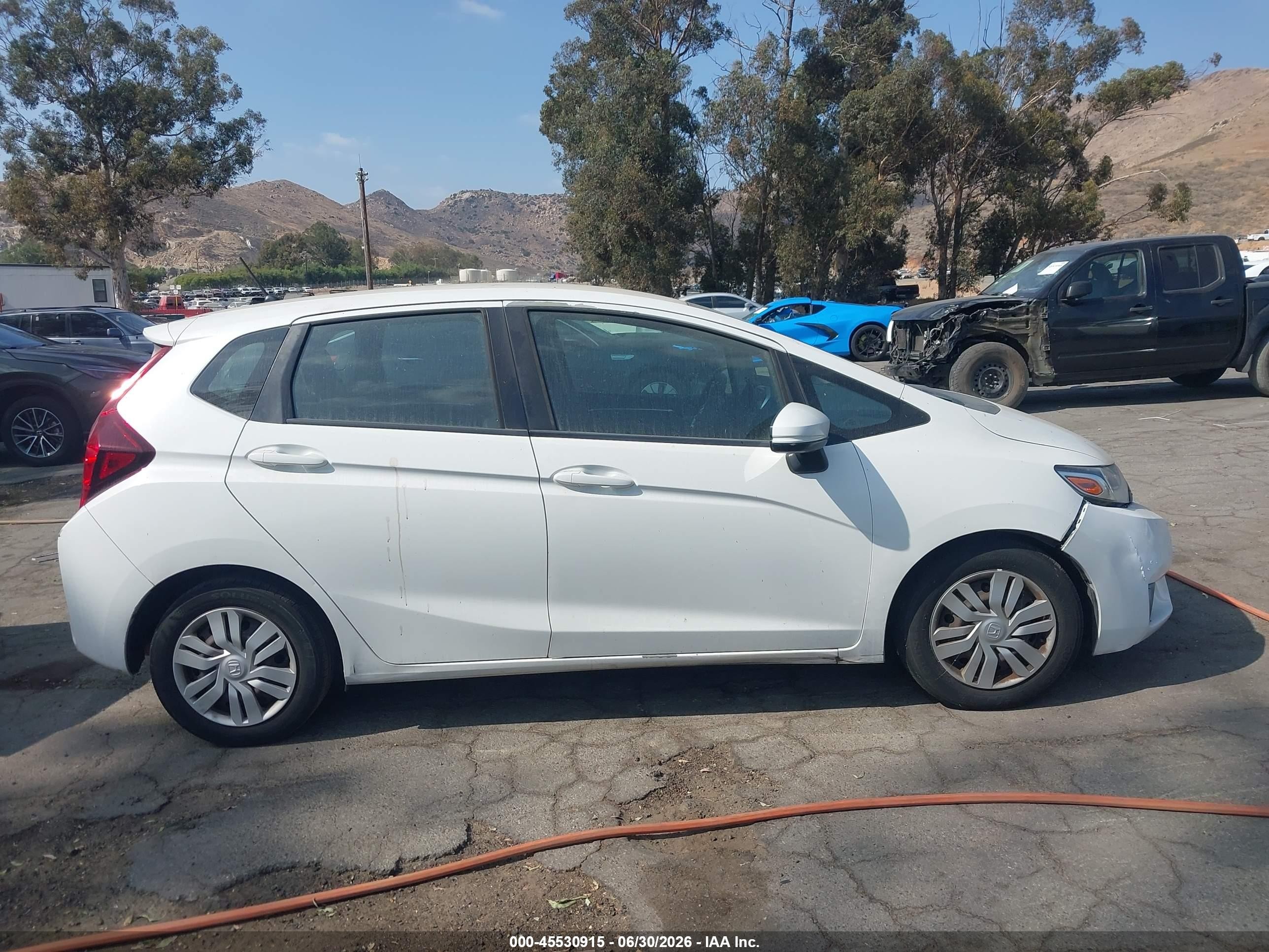 2015 Honda Fit Lx White vin: 3HGGK5H52FM786588