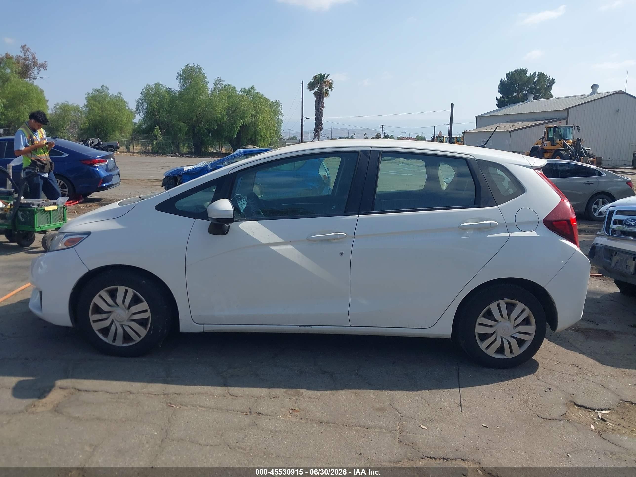 2015 Honda Fit Lx White vin: 3HGGK5H52FM786588