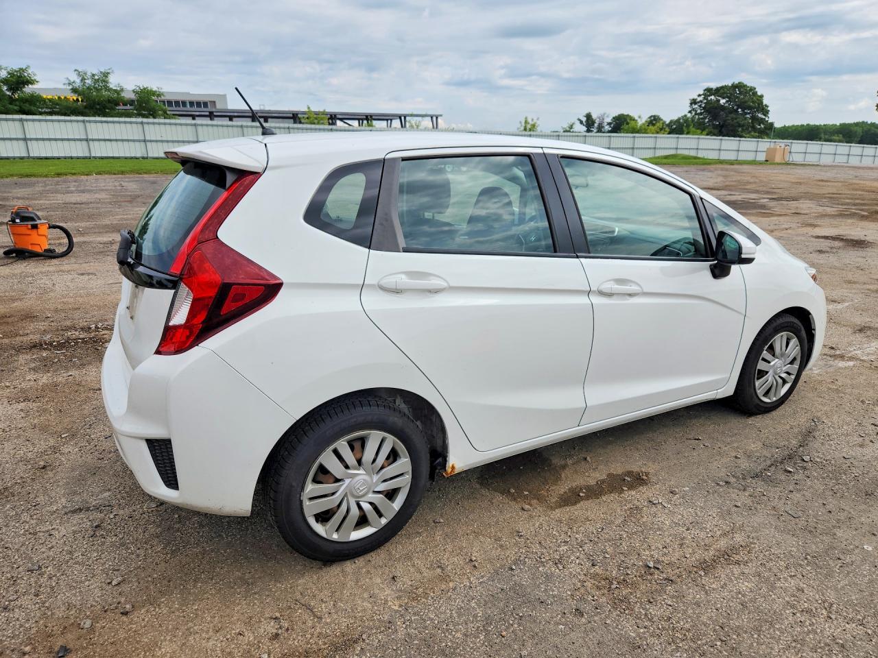 2015 Honda Fit Lx White vin: 3HGGK5H54FM743497