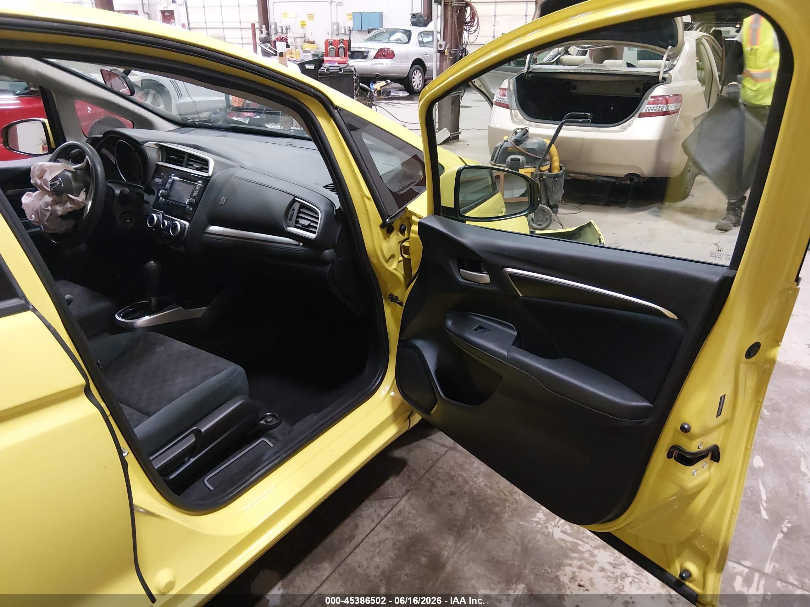 2015 Honda Fit Lx Yellow vin: 3HGGK5H57FM768989