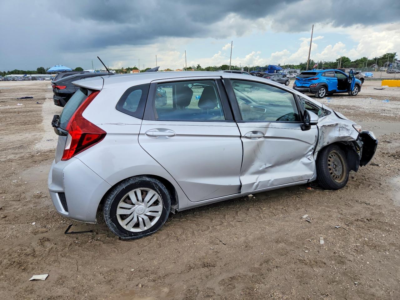 2015 Honda Fit Lx Silver vin: 3HGGK5H58FM752543