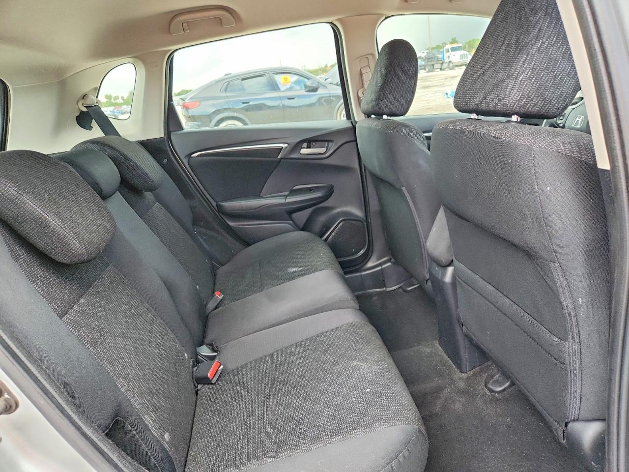 2015 Honda Fit Lx Silver vin: 3HGGK5H58FM752543