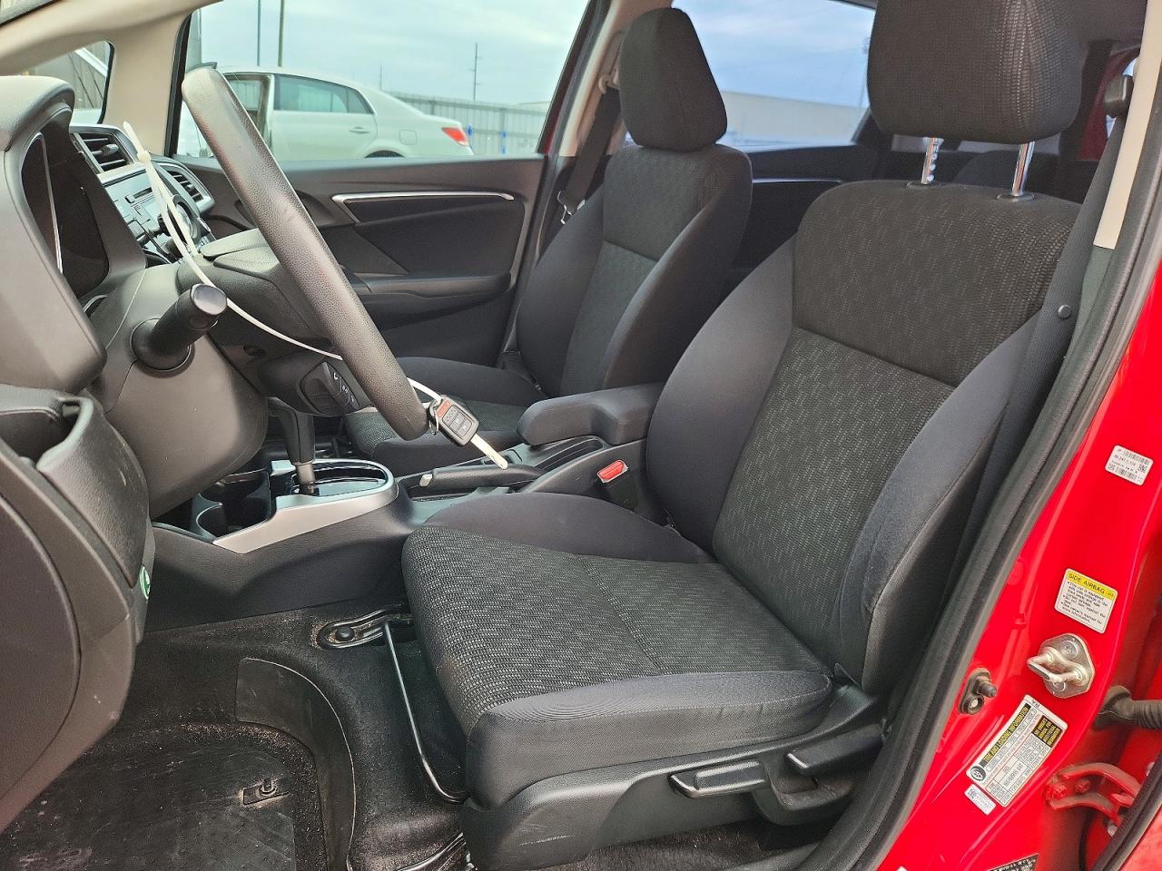 2015 Honda Fit Lx Red vin: 3HGGK5H58FM764644