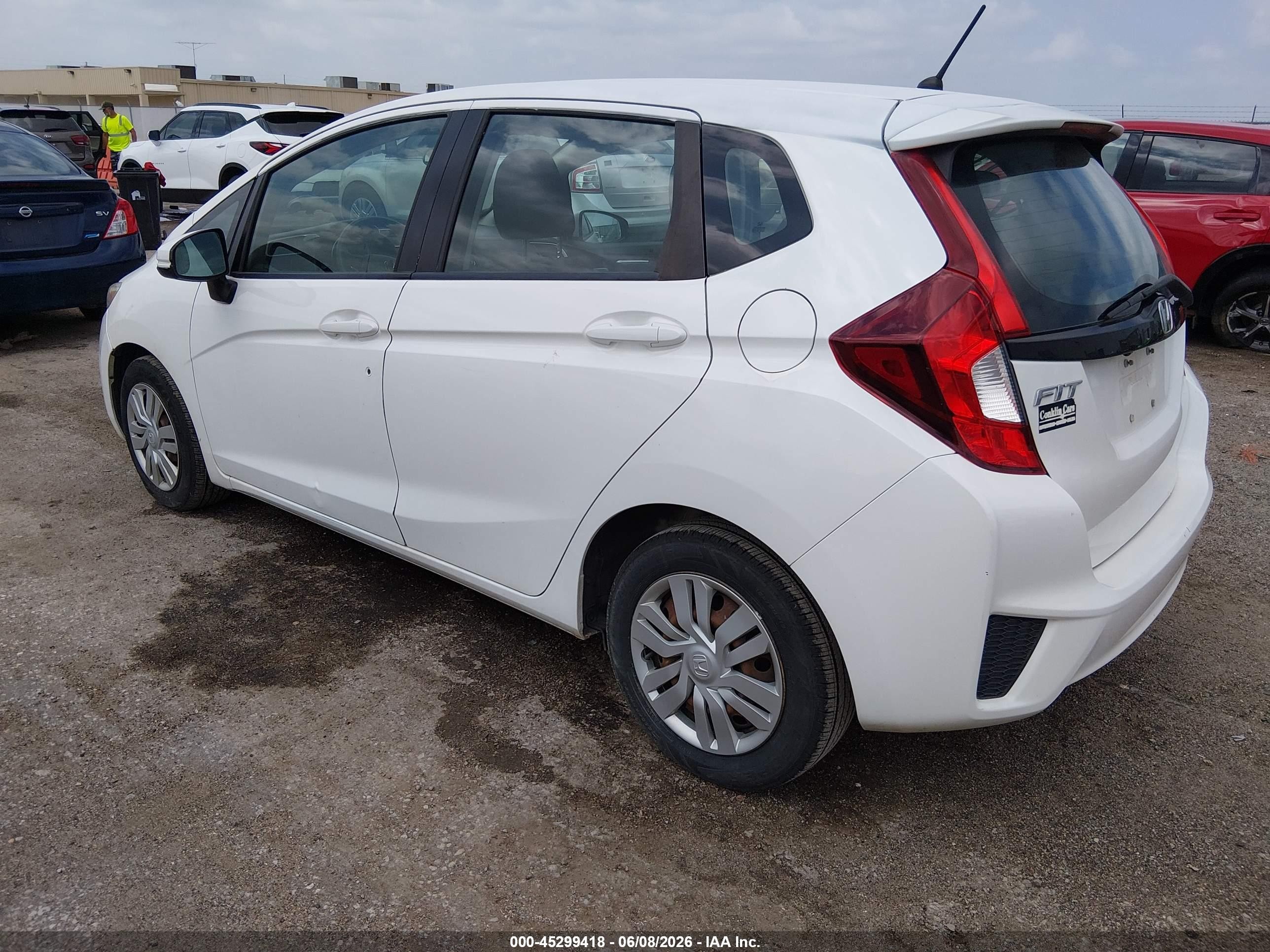 2015 Honda Fit Lx White vin: 3HGGK5H59FM709068