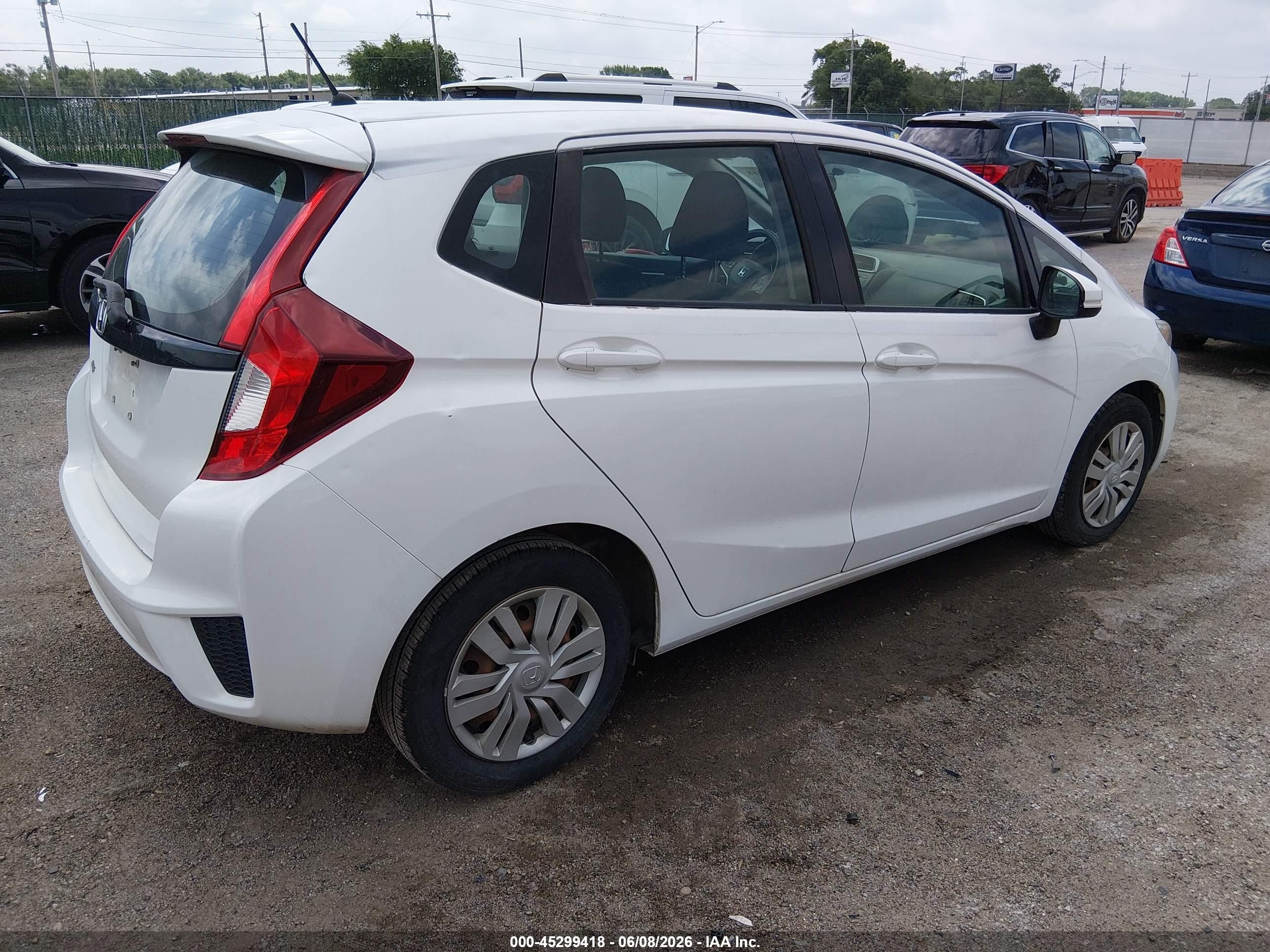 2015 Honda Fit Lx White vin: 3HGGK5H59FM709068