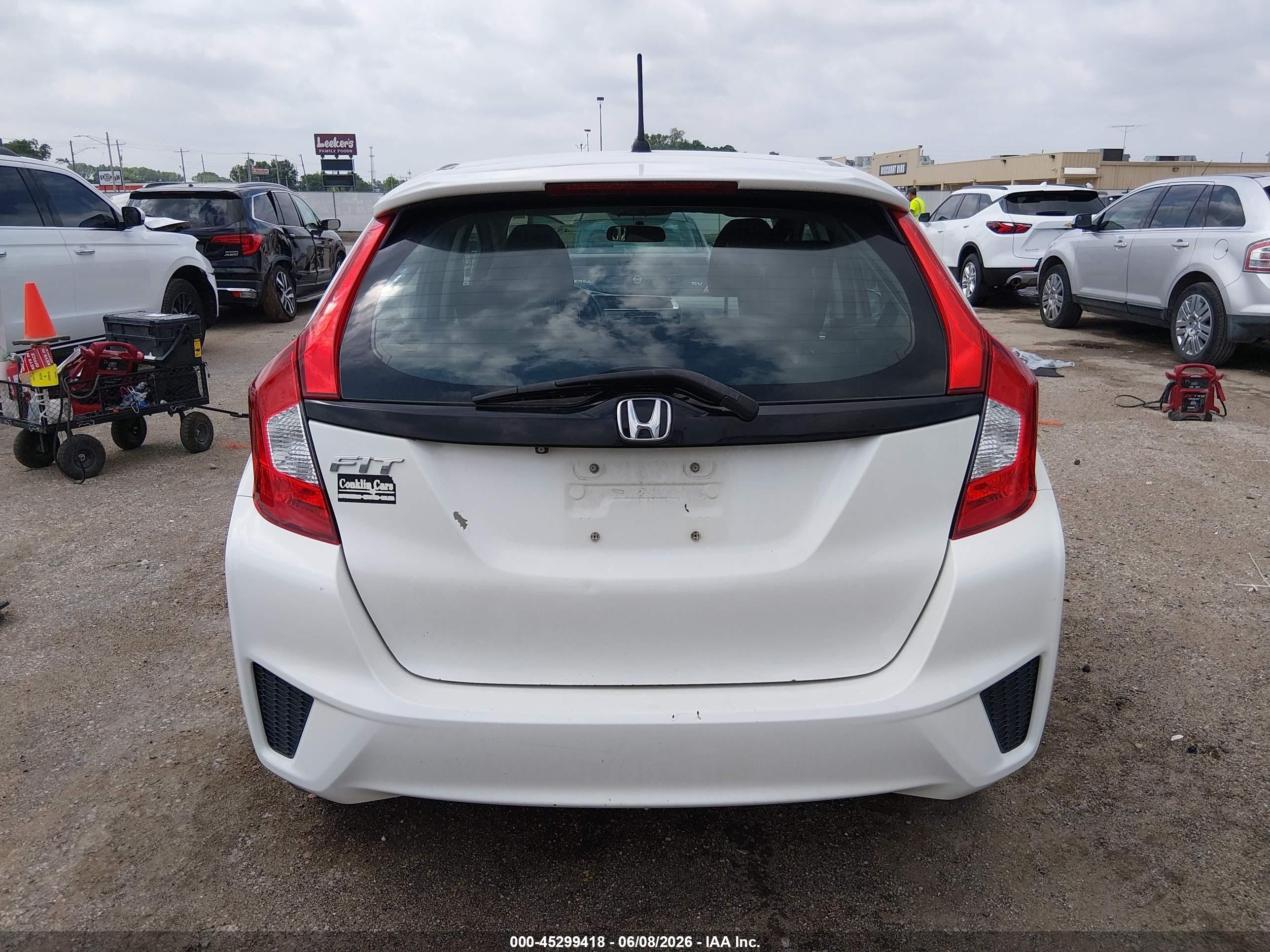2015 Honda Fit Lx White vin: 3HGGK5H59FM709068