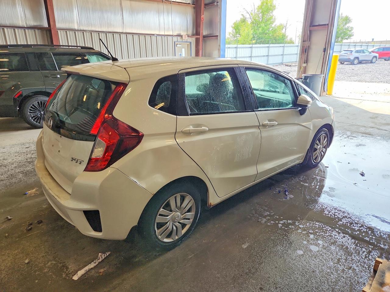 2015 Honda Fit Lx White vin: 3HGGK5H59FM716425
