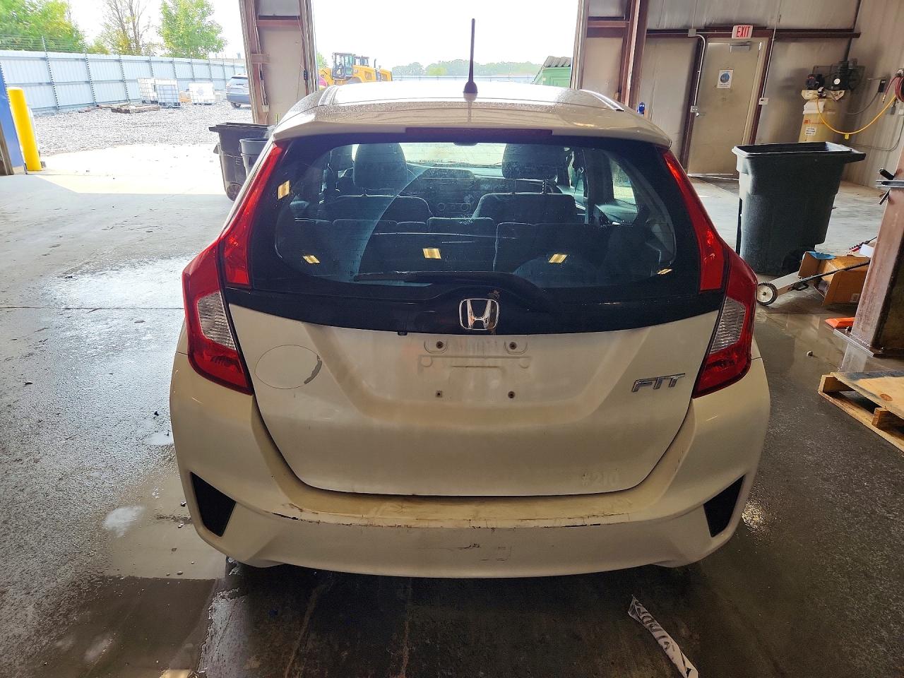 2015 Honda Fit Lx White vin: 3HGGK5H59FM716425
