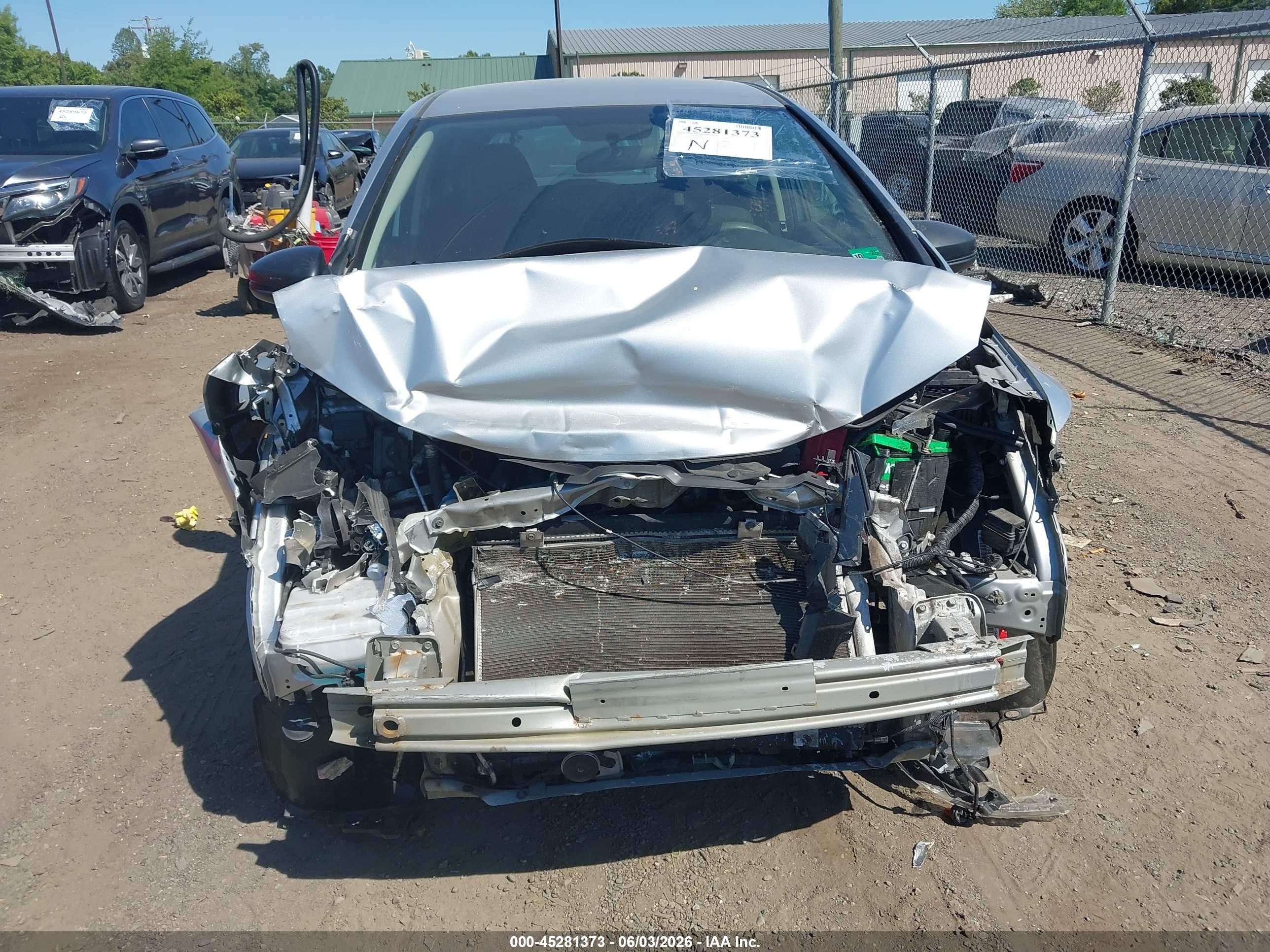 2015 Honda Fit Lx Silver vin: 3HGGK5H59FM754589