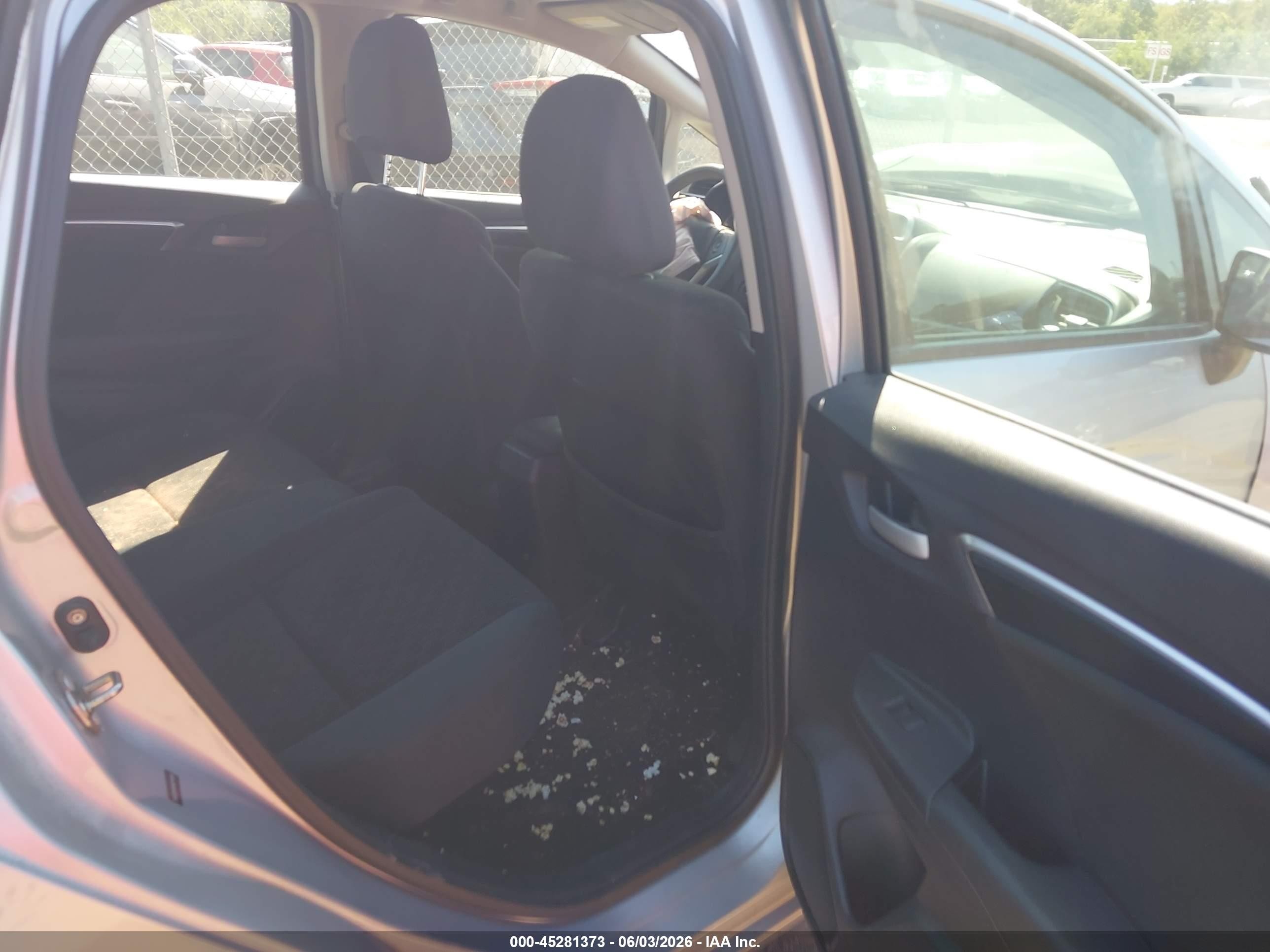 2015 Honda Fit Lx Silver vin: 3HGGK5H59FM754589