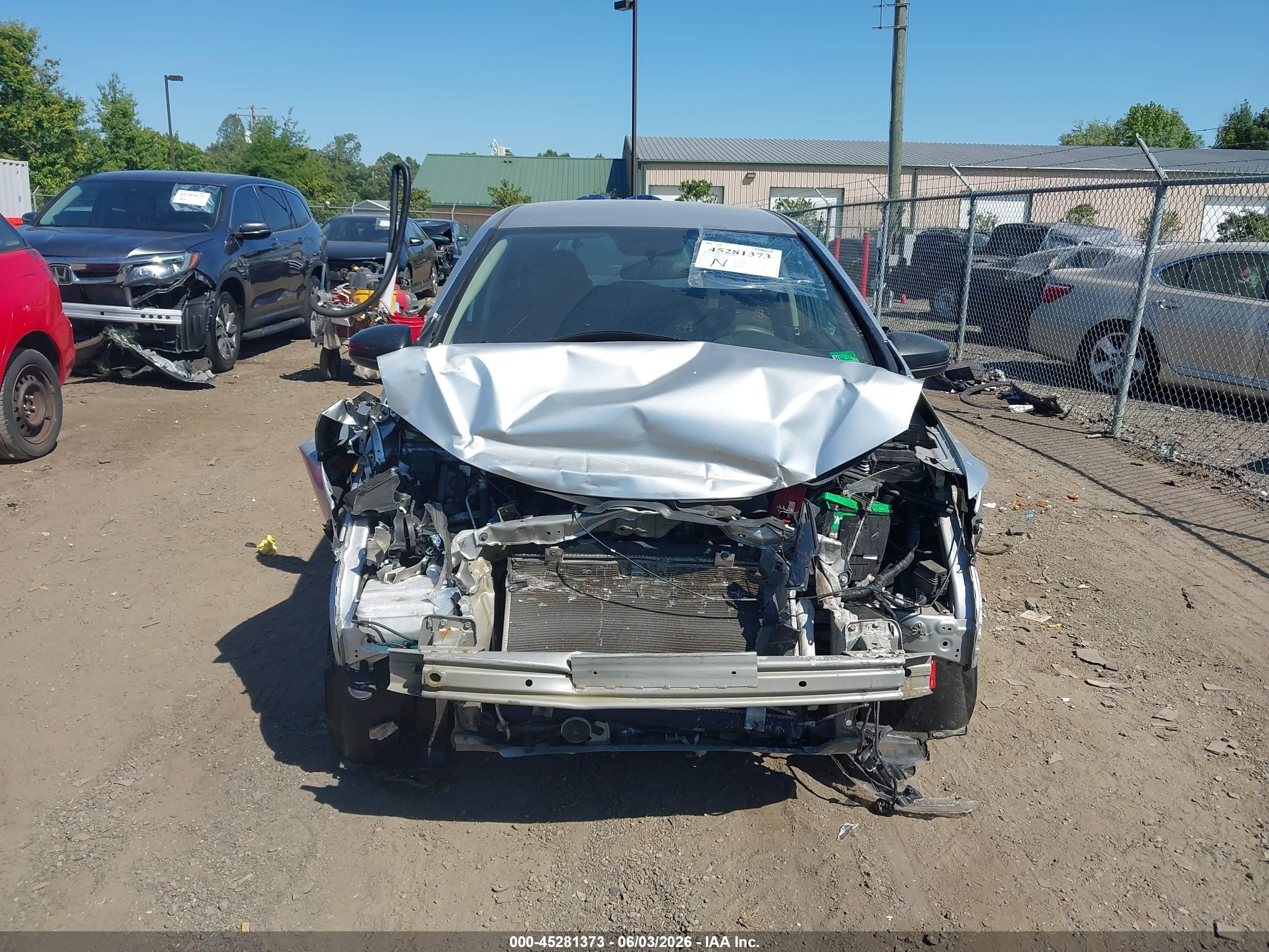2015 Honda Fit Lx Silver vin: 3HGGK5H59FM754589