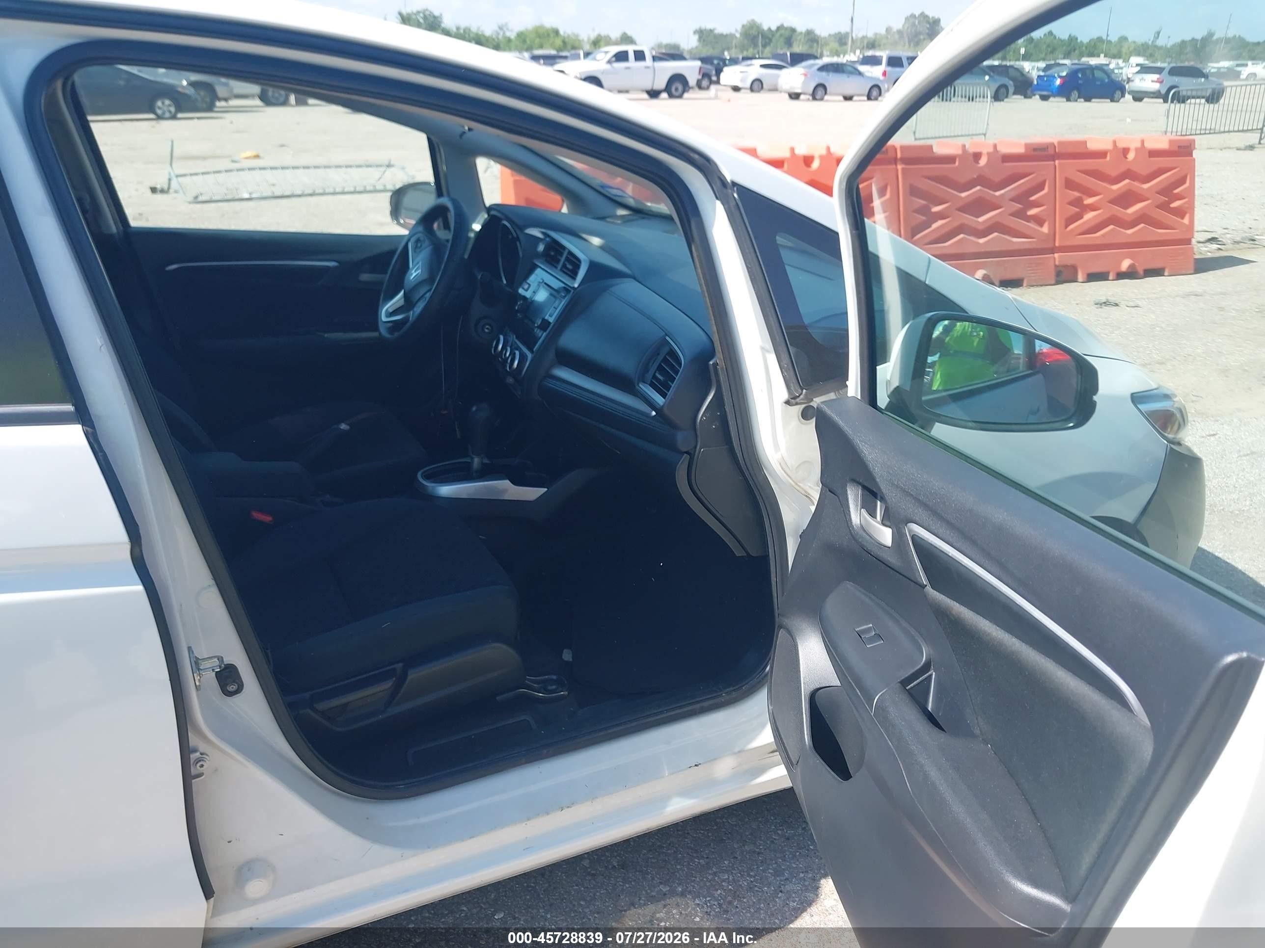 2015 Honda Fit Lx White vin: 3HGGK5H59FM785311