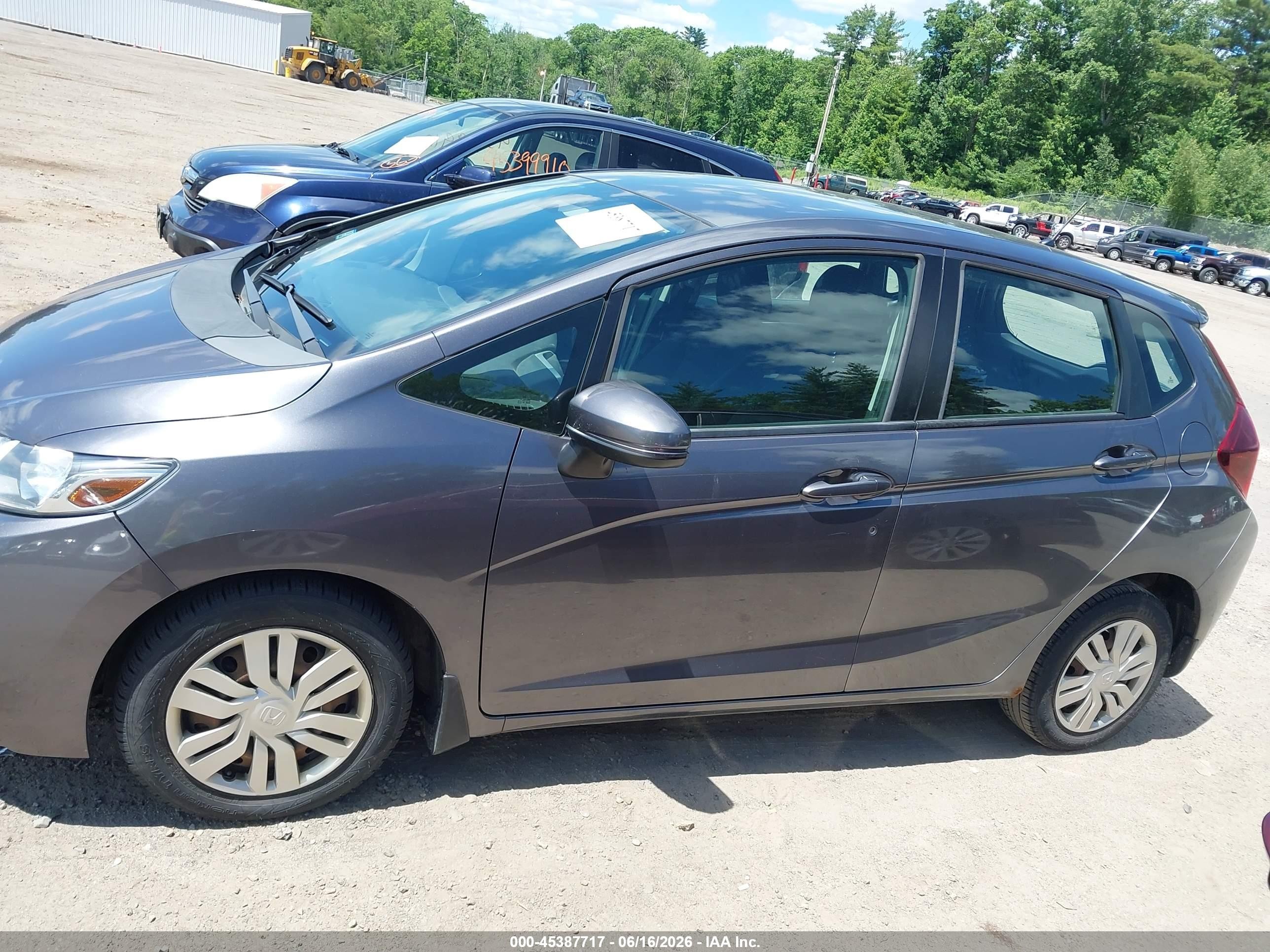 2015 Honda Fit Lx Gray vin: 3HGGK5H5XFM710813