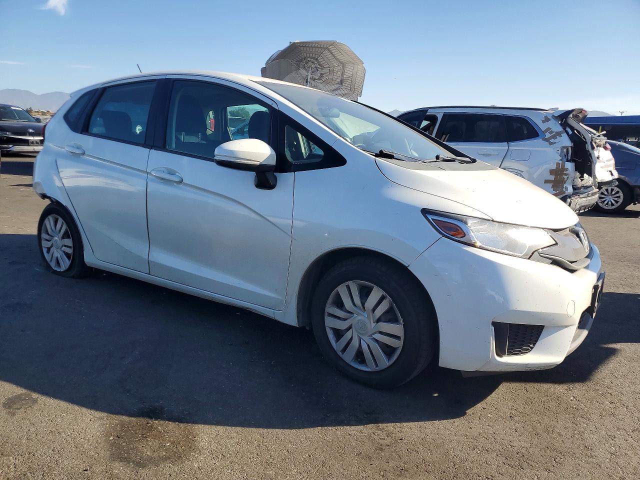 2015 Honda Fit Lx White vin: 3HGGK5H5XFM728177