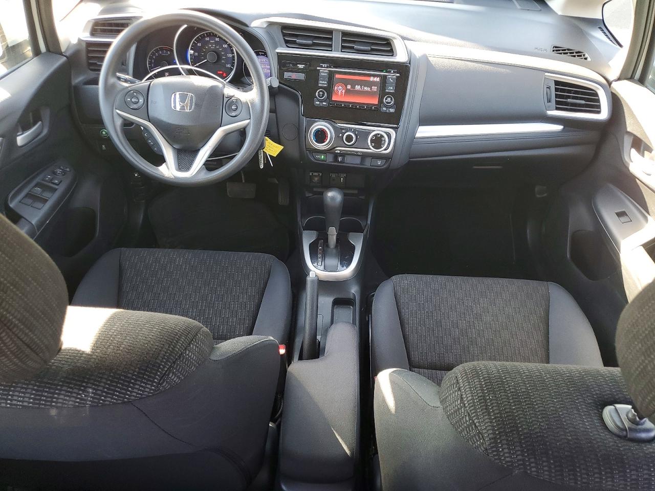 2015 Honda Fit Lx White vin: 3HGGK5H5XFM728177