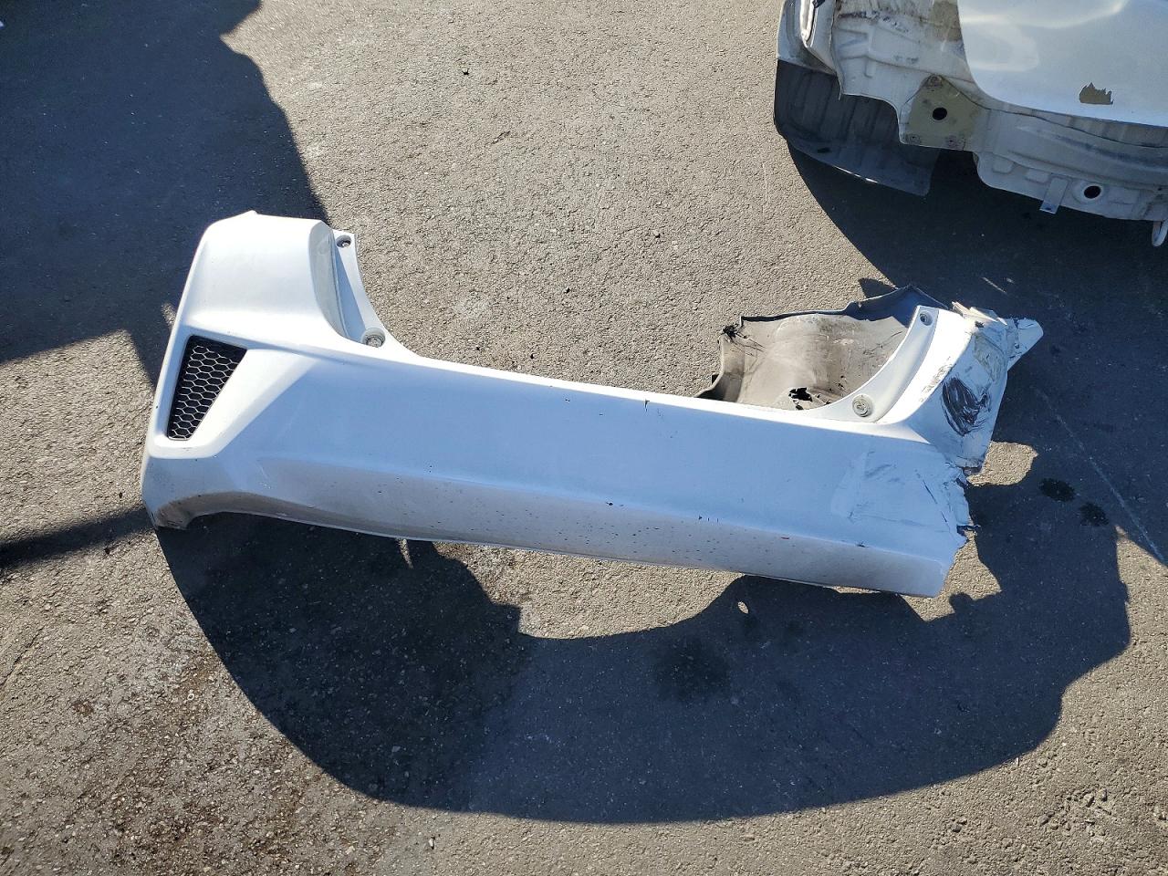 2015 Honda Fit Lx White vin: 3HGGK5H5XFM728177