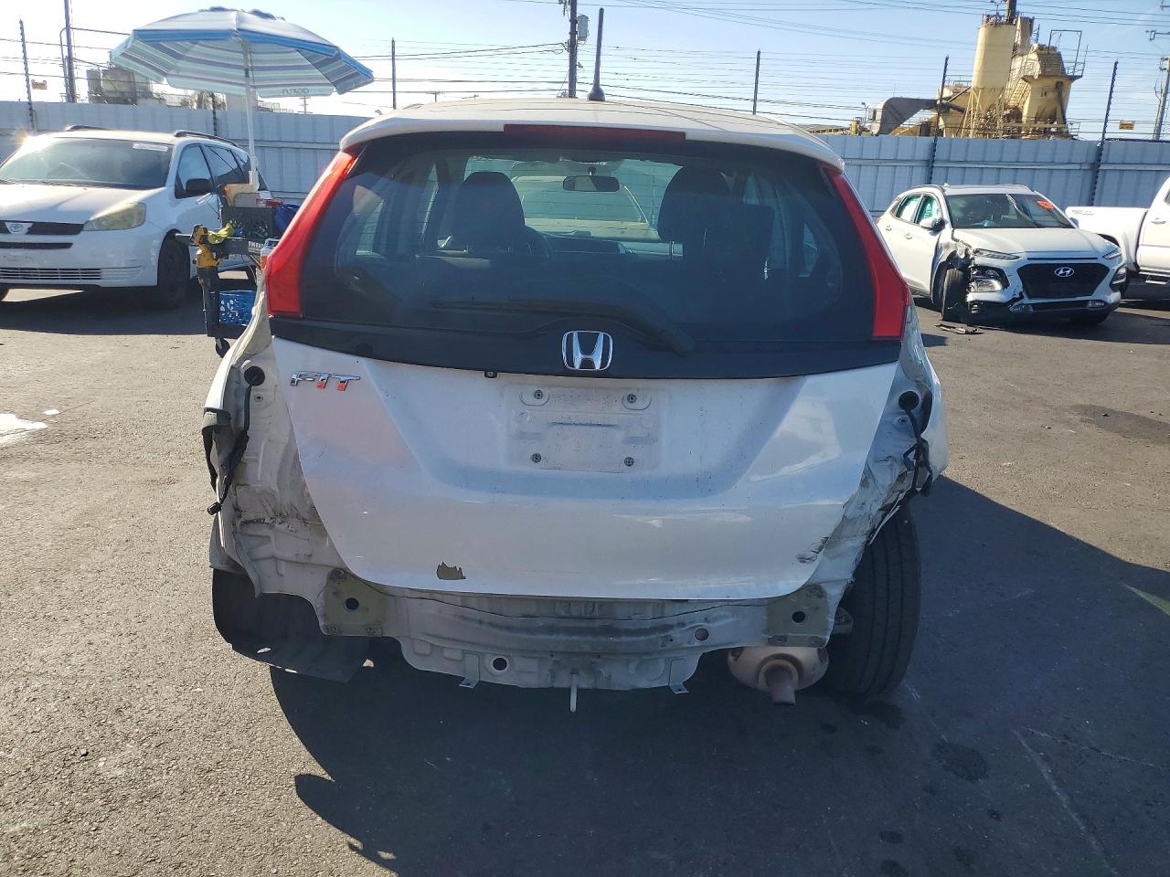 2015 Honda Fit Lx White vin: 3HGGK5H5XFM728177