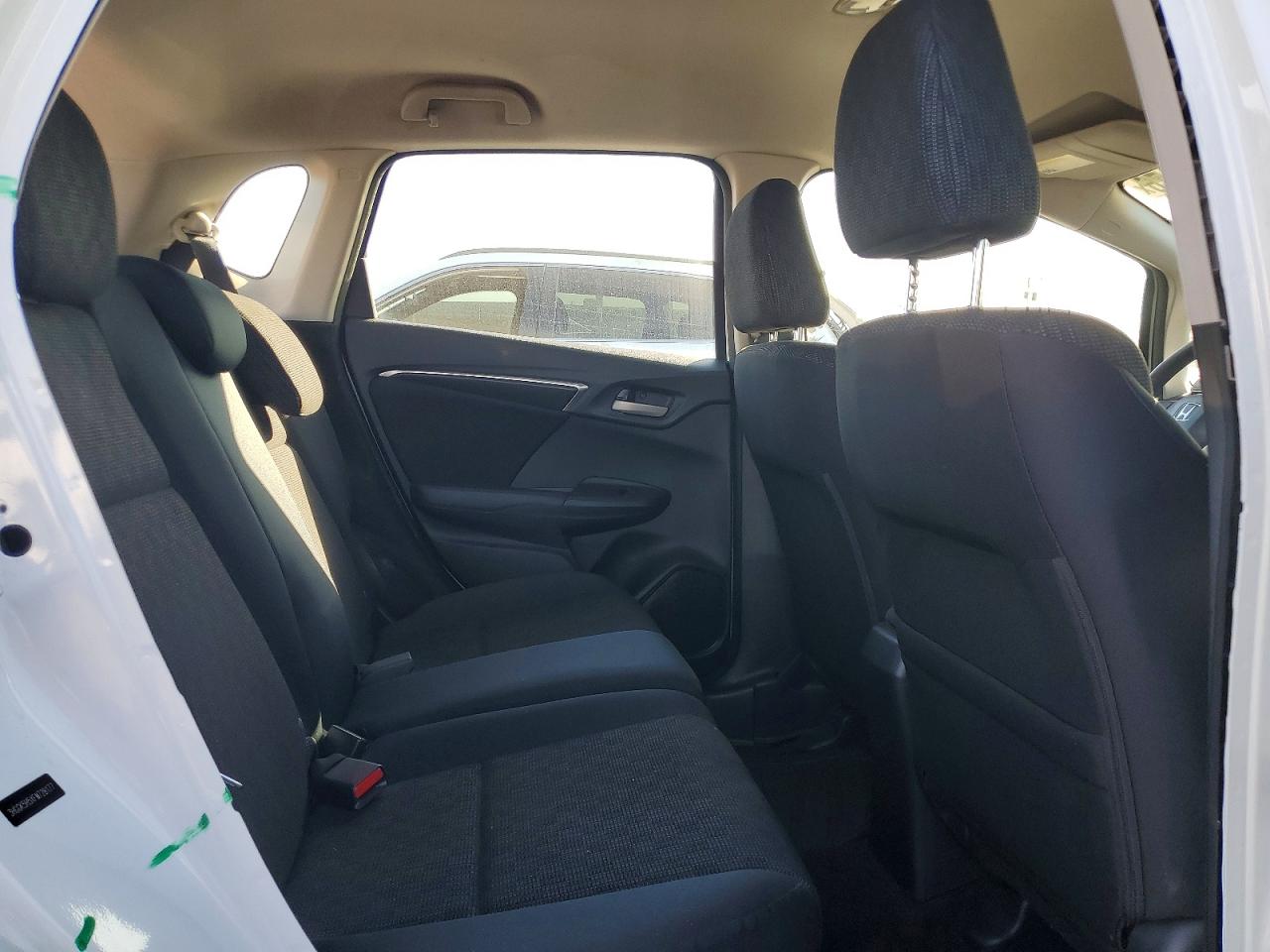 2015 Honda Fit Lx White vin: 3HGGK5H5XFM728177
