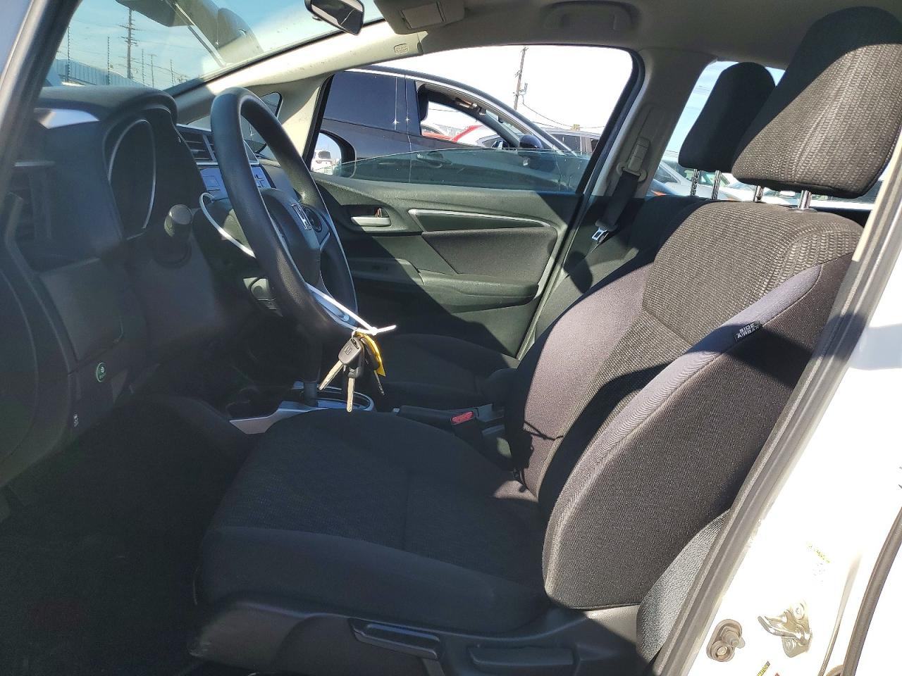 2015 Honda Fit Lx White vin: 3HGGK5H5XFM728177