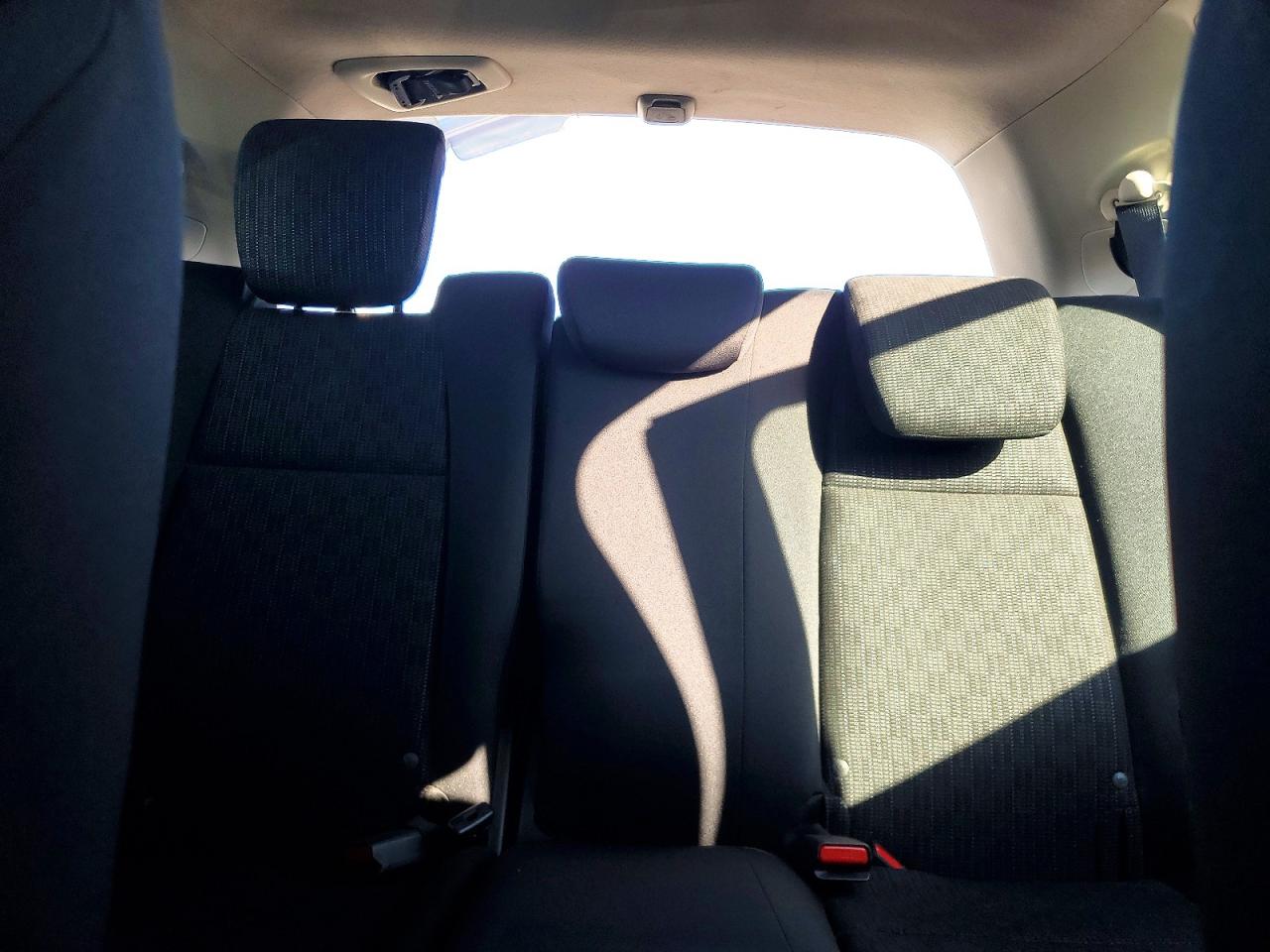 2015 Honda Fit Lx White vin: 3HGGK5H5XFM728177