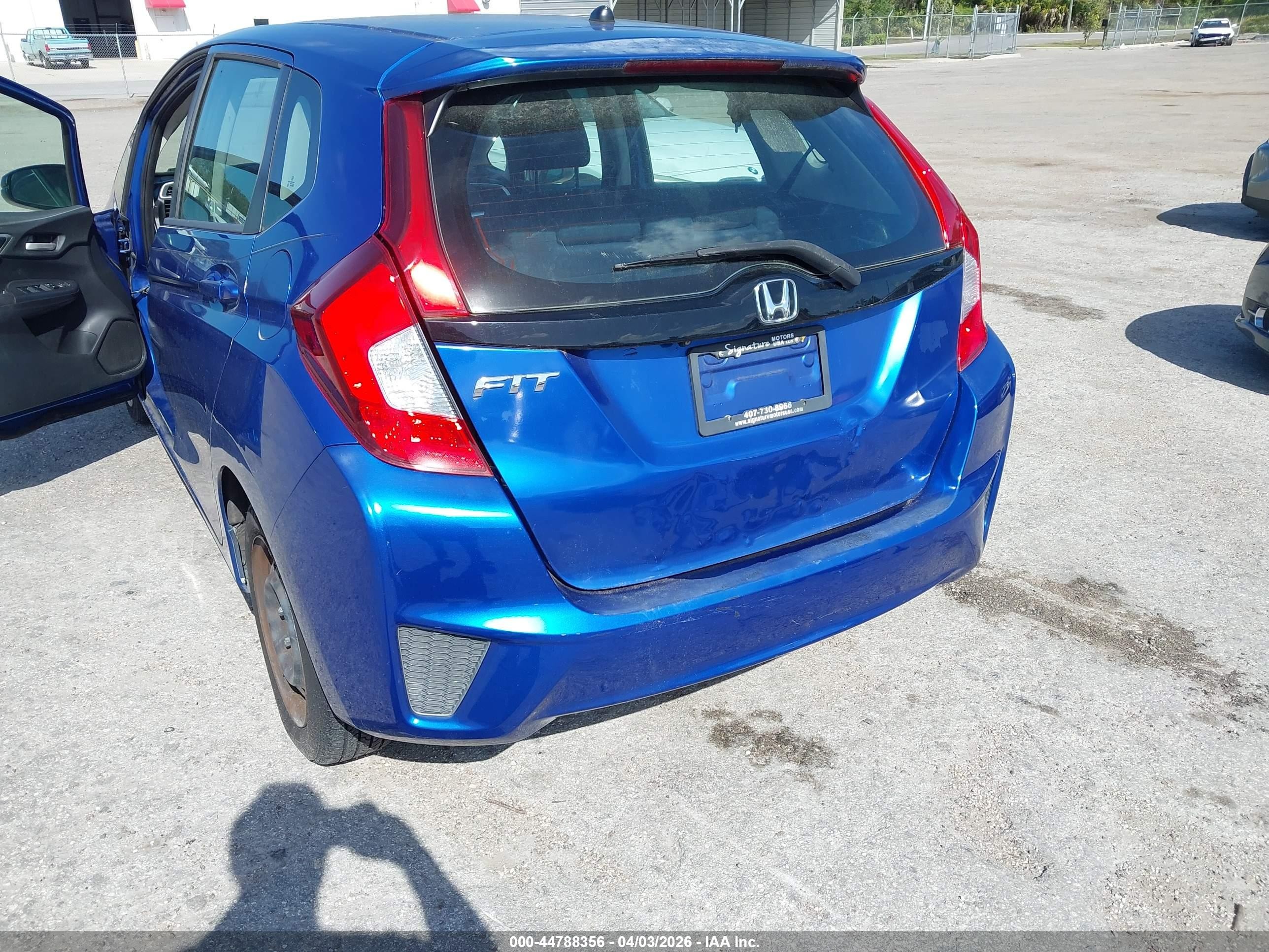 2015 Honda Fit Lx Blue vin: 3HGGK5H5XFM768291