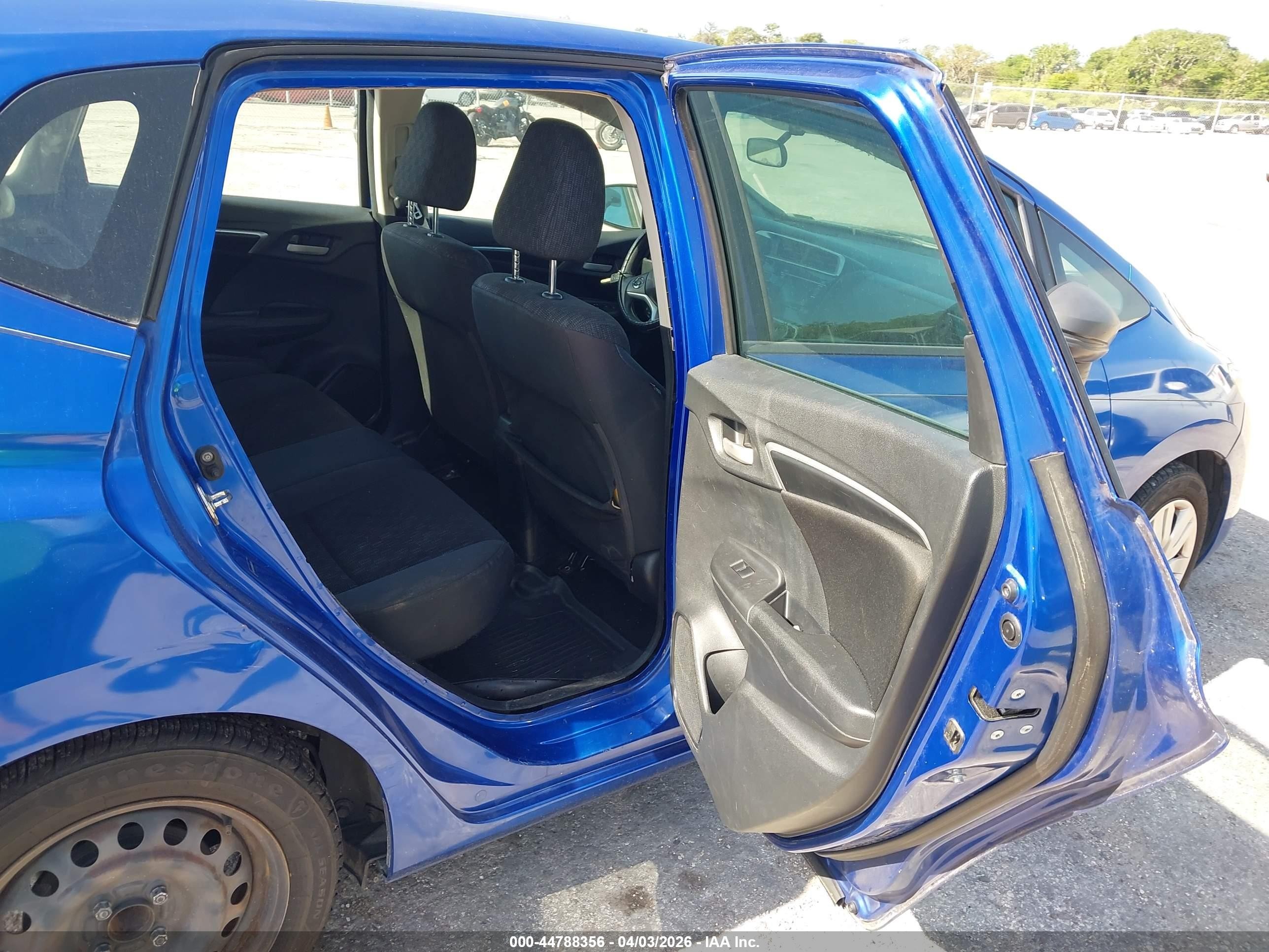 2015 Honda Fit Lx Blue vin: 3HGGK5H5XFM768291