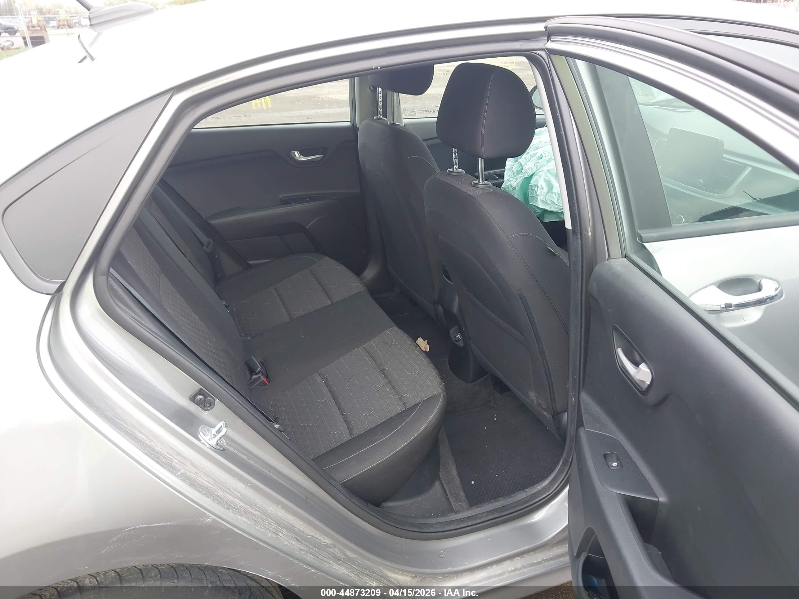 2021 Kia Rio S Серебряный vin: 3KPA24AD3ME395084