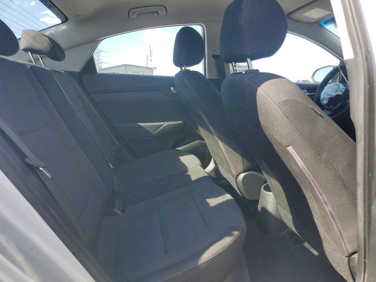 2018 Hyundai Accent Silver vin: 3KPC24A34JE017609