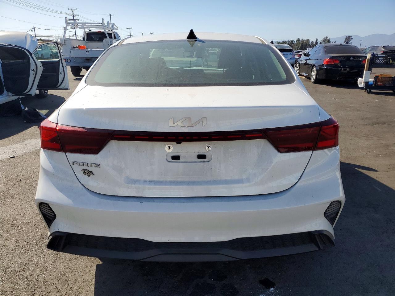 2024 Kia Forte Lxs White vin: 3KPF24AD0RE696392